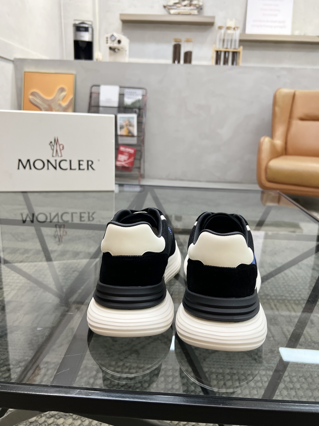  M 🔍顶级代购🇮🇹 蒙 炸街男神爆款超人气休闲运动鞋，新品专柜同步，鞋面意大利原版进口牛皮搭配飞织面料