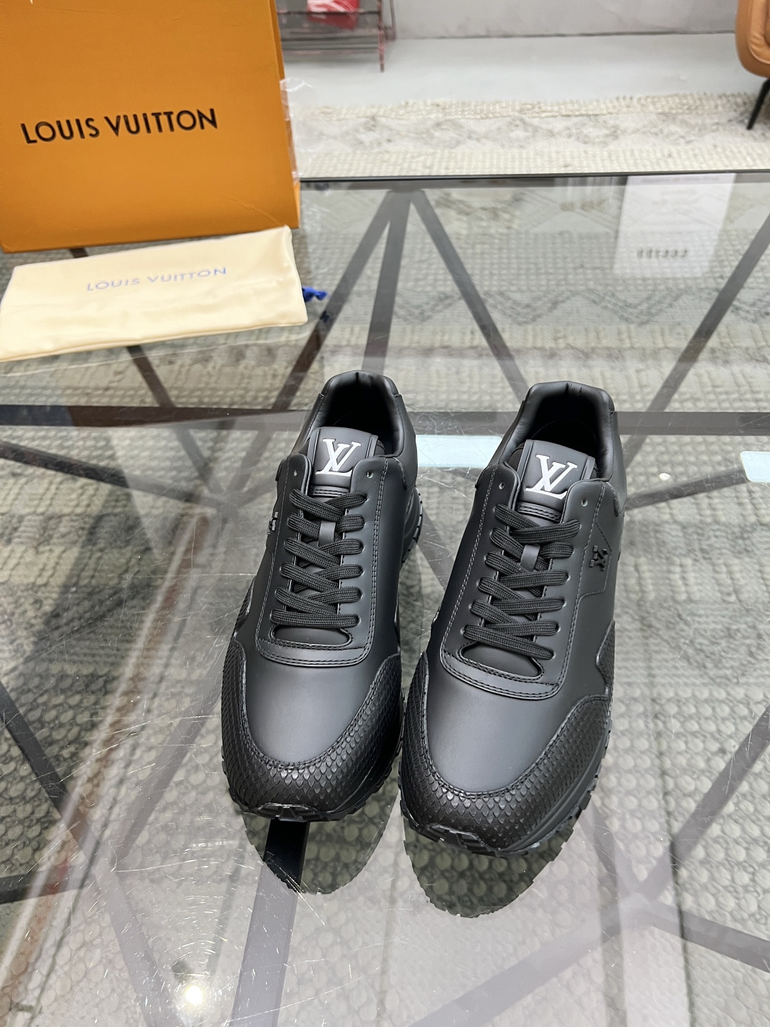  L 🔍顶级代购🇮🇹 路 炸街男神爆款运动板鞋专柜同步，鞋面意大利进口蛇纹牛皮面料，高品质拼接复杂工艺，
