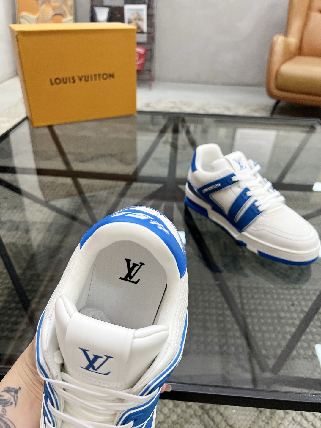  L 🔍顶级代购🇮🇹 路 炸街男神爆款运动板鞋专柜同步，鞋面意大利进口牛皮搭配网布面料，高品质拼接缤纷色