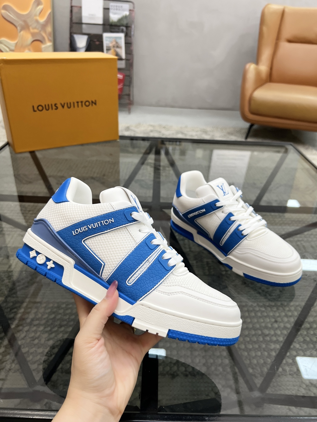  L 🔍顶级代购🇮🇹 路 炸街男神爆款运动板鞋专柜同步，鞋面意大利进口牛皮搭配网布面料，高品质拼接缤纷色