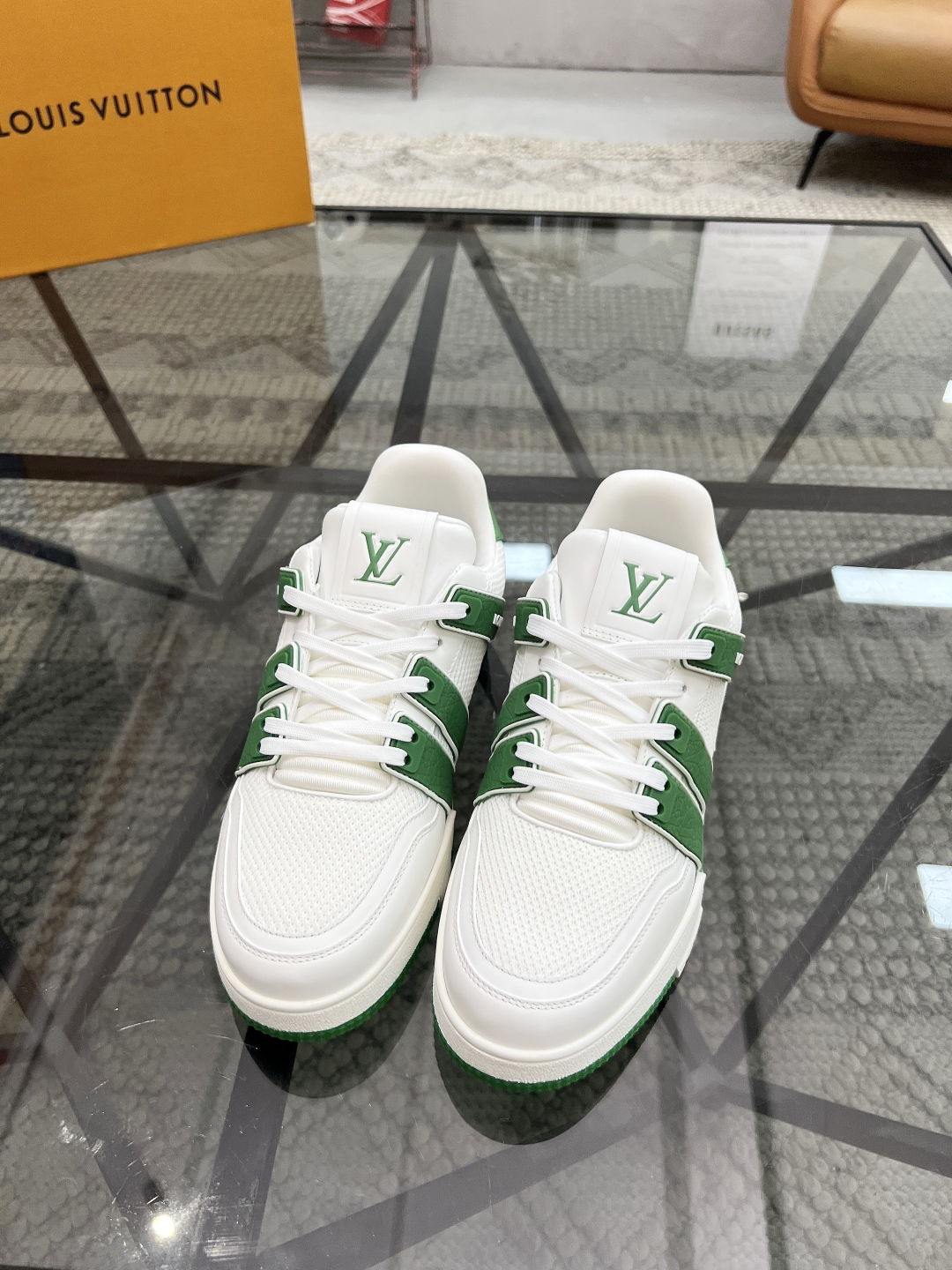  L 🔍顶级代购🇮🇹 路 炸街男神爆款运动板鞋专柜同步，鞋面意大利进口牛皮搭配网布面料，高品质拼接缤纷色