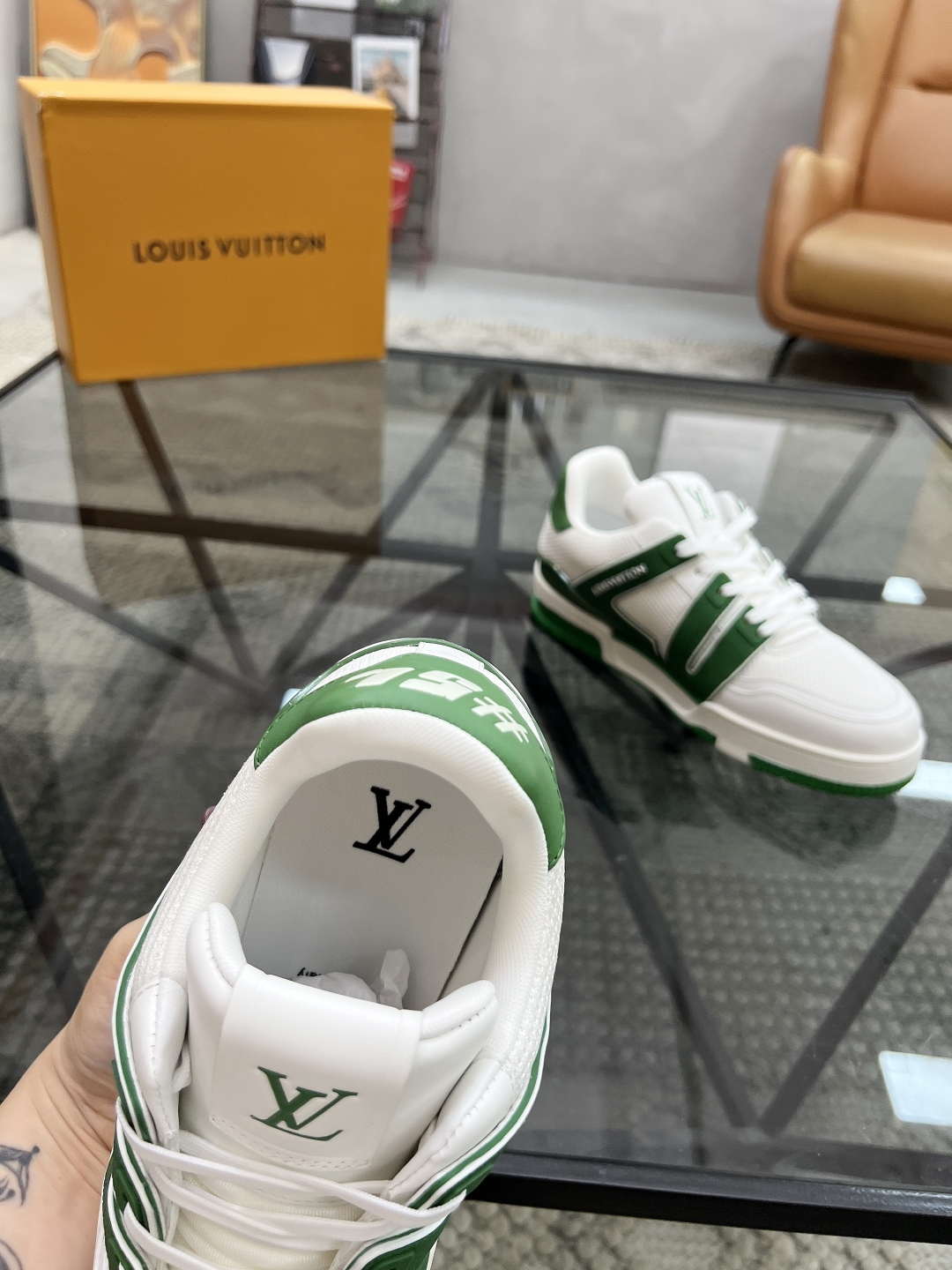  L 🔍顶级代购🇮🇹 路 炸街男神爆款运动板鞋专柜同步，鞋面意大利进口牛皮搭配网布面料，高品质拼接缤纷色
