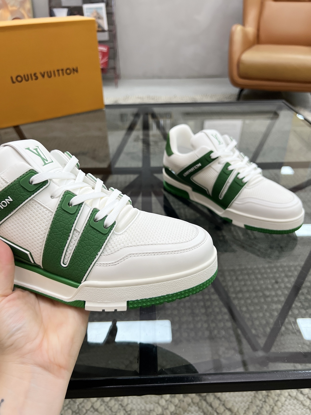  L 🔍顶级代购🇮🇹 路 炸街男神爆款运动板鞋专柜同步，鞋面意大利进口牛皮搭配网布面料，高品质拼接缤纷色