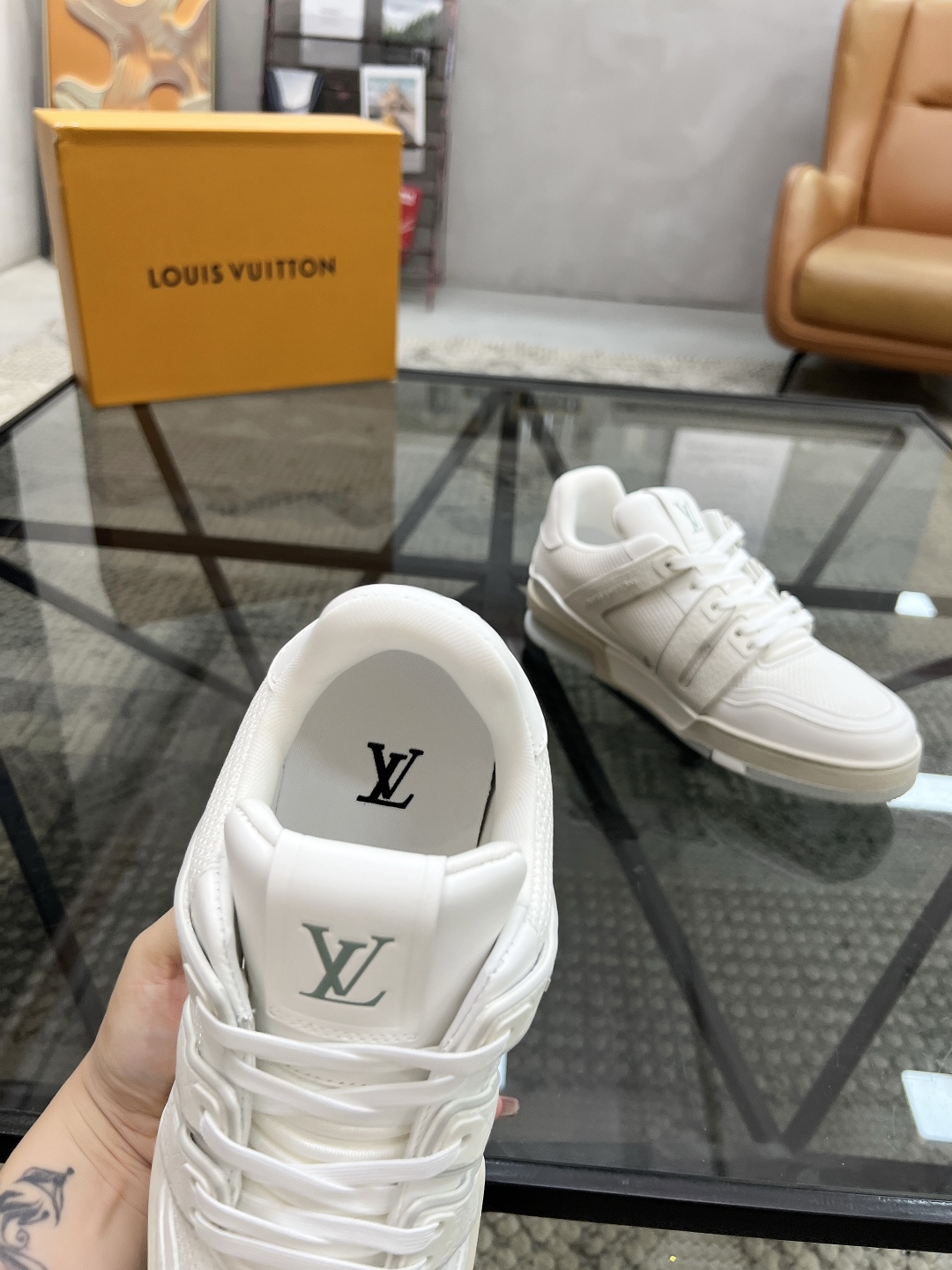  L 🔍顶级代购🇮🇹 路 炸街男神爆款运动板鞋专柜同步，鞋面意大利进口牛皮搭配网布面料，高品质拼接缤纷色