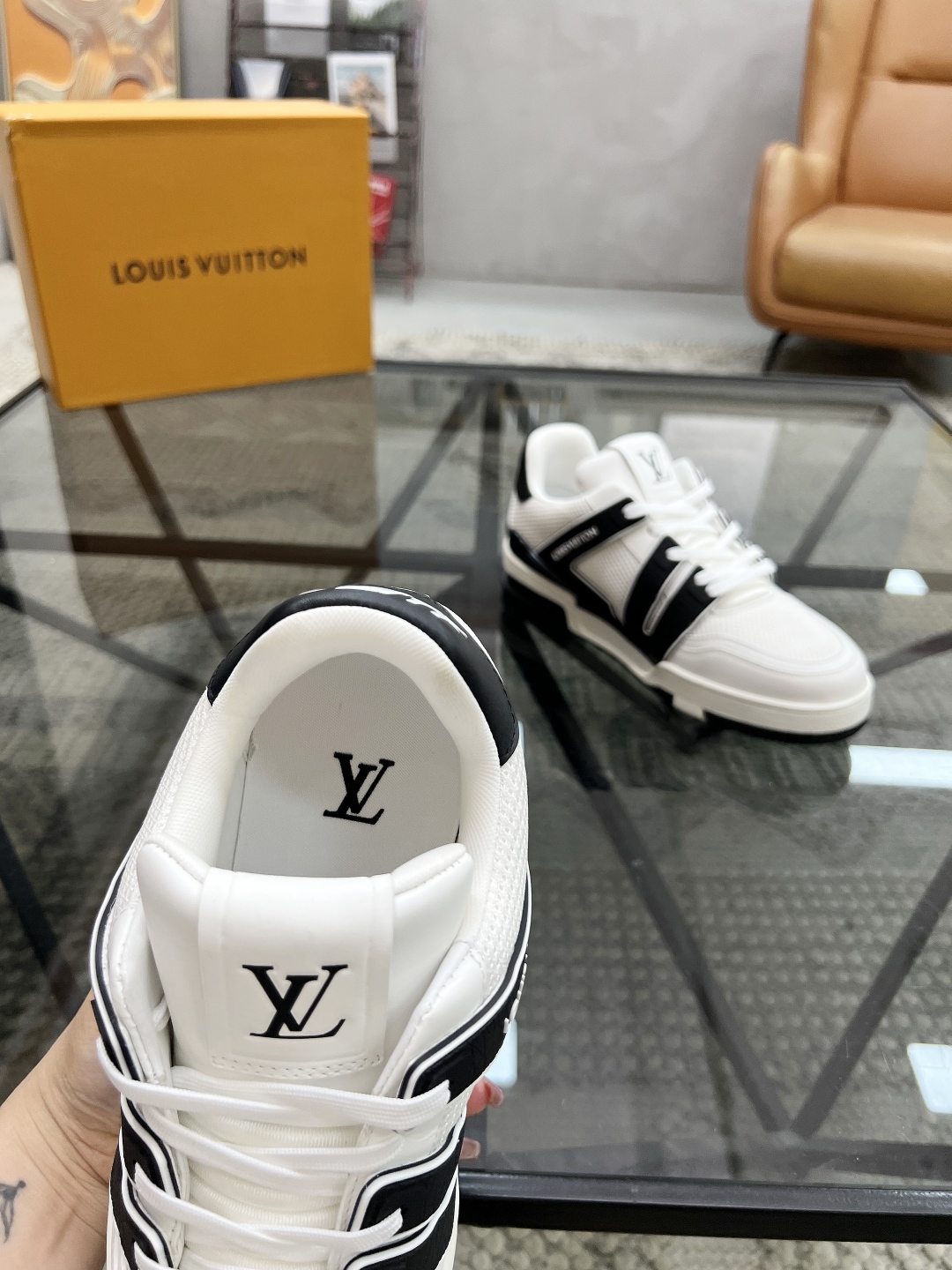  L 🔍顶级代购🇮🇹 路 炸街男神爆款运动板鞋专柜同步，鞋面意大利进口牛皮搭配网布面料，高品质拼接缤纷色