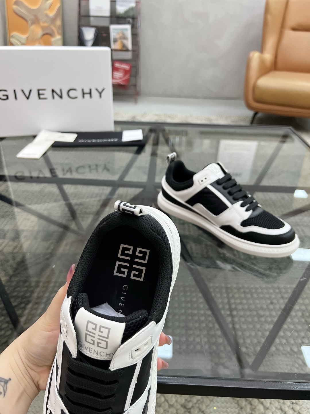  J 🔍顶级代购🇮🇹 纪 炸街男神新品专柜同步原厂配置，意大利进口牛皮搭配网布面料，全鞋配件私模打造，潮