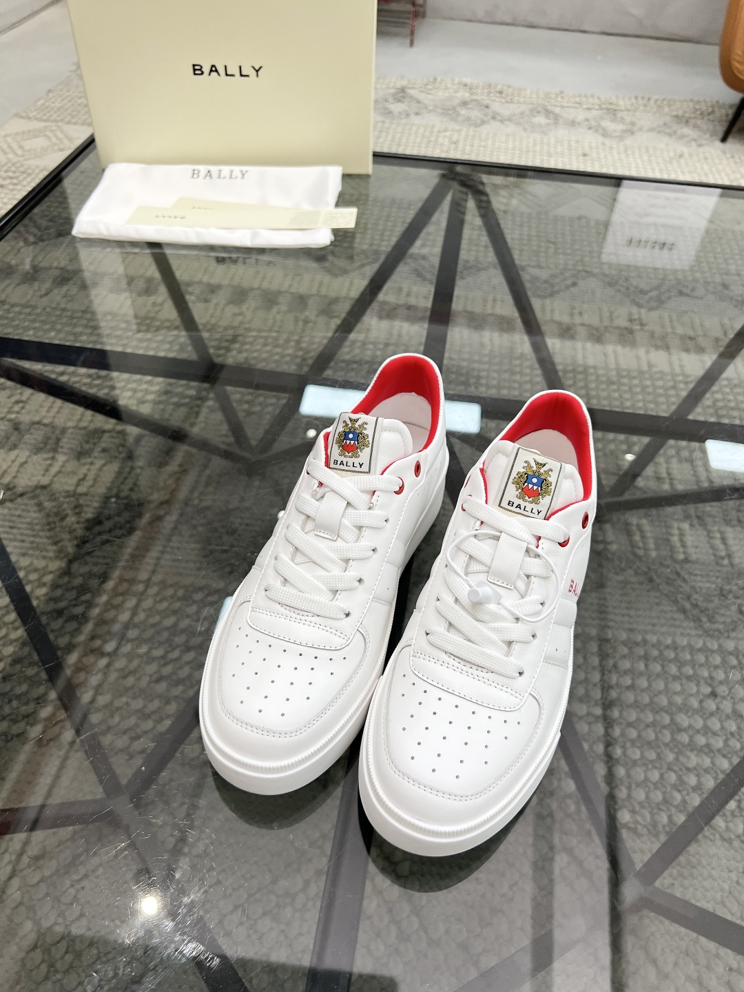  B 🔍顶级代购🇮🇹 巴 炸街男神运动鞋潮经典配色专柜同步，鞋面意大利进口牛皮面料，运动达人必备款，进口