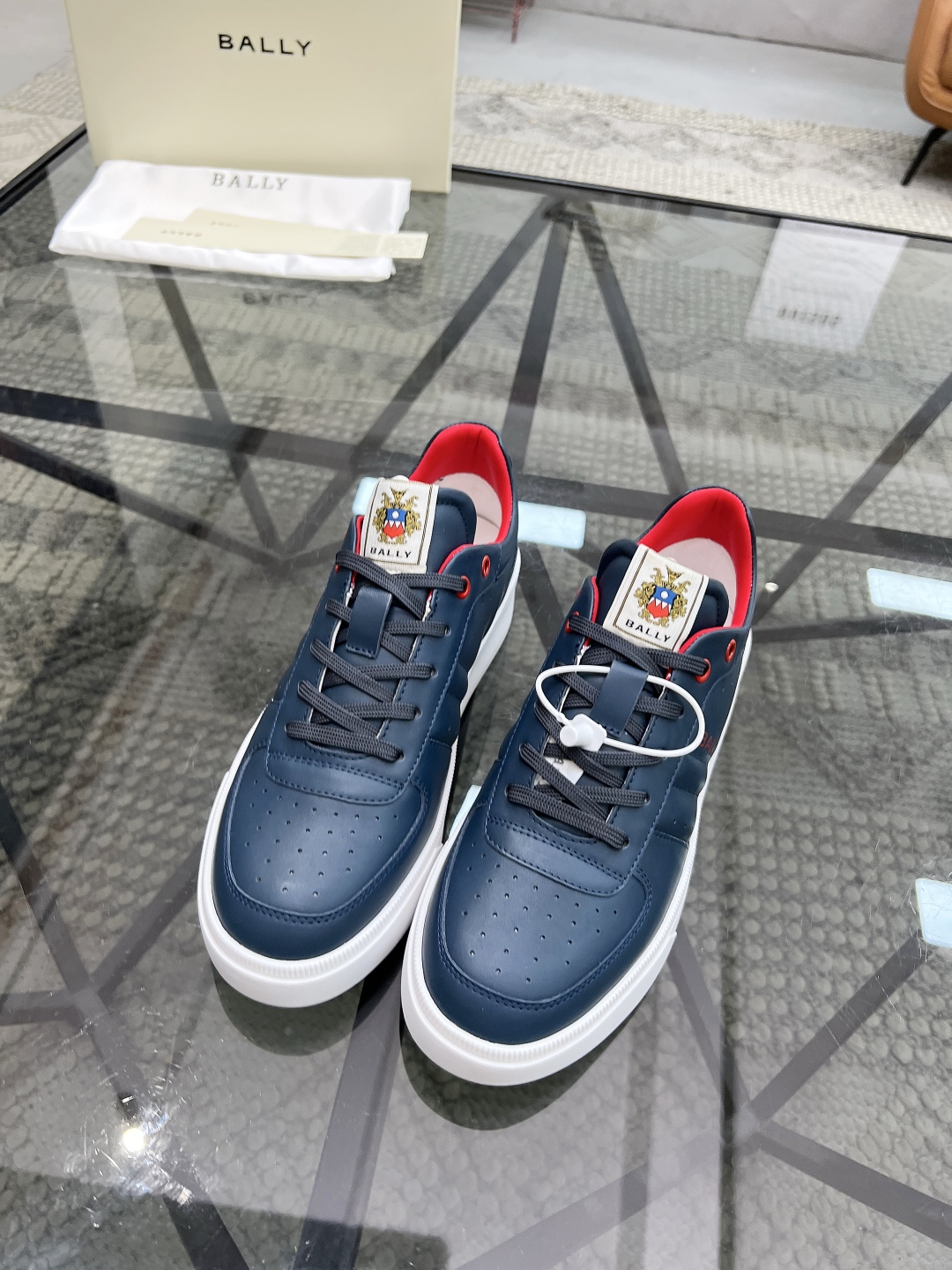  B 🔍顶级代购🇮🇹 巴 炸街男神运动鞋潮经典配色专柜同步，鞋面意大利进口牛皮面料，运动达人必备款，进口