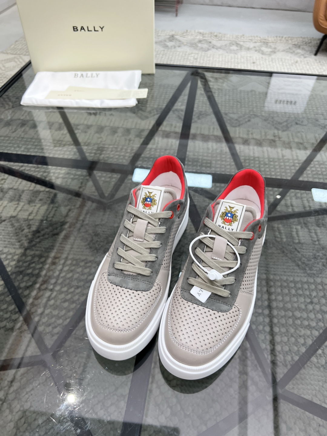  B 🔍顶级代购🇮🇹 巴 炸街男神运动鞋潮经典配色专柜同步，鞋面意大利进口牛皮面料，运动达人必备款，进口
