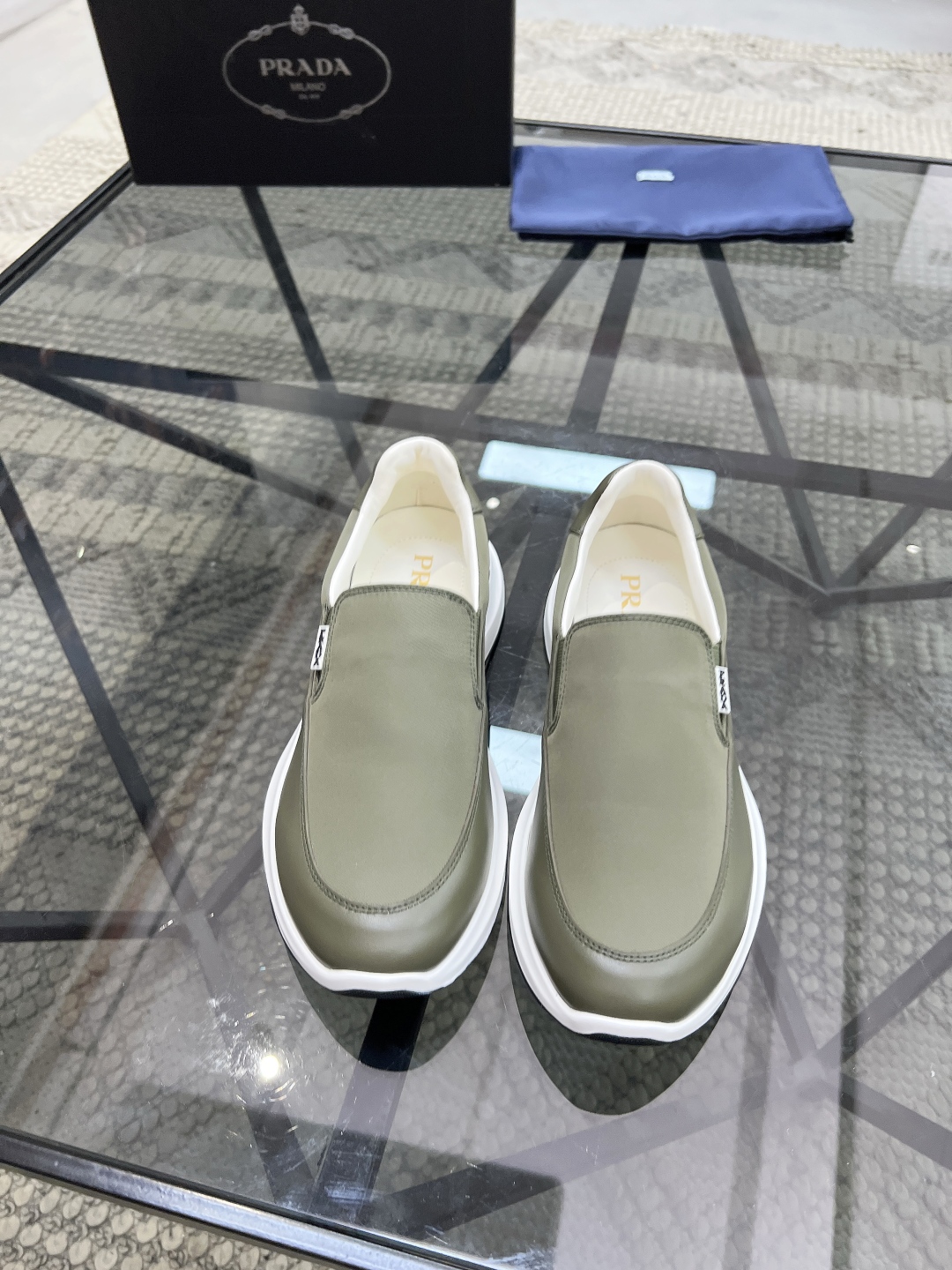  P 🔍顶级代购🇮🇹 普 炸街男神套脚新品来袭，超人气爆款专柜新款，原厂配置意大利进口牛皮搭配帆布面料，