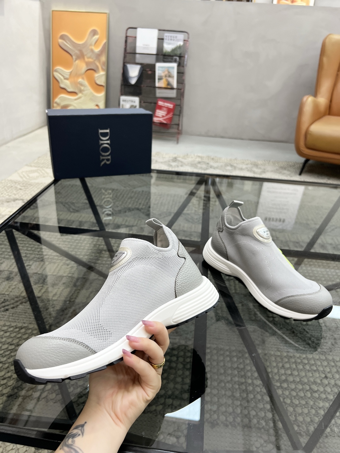  D 🔍顶级代购🇮🇹 迪 炸街男神套脚新品休闲鞋，意大利进口原版飞织面料，透气舒适。鞋底：原厂特供原版底