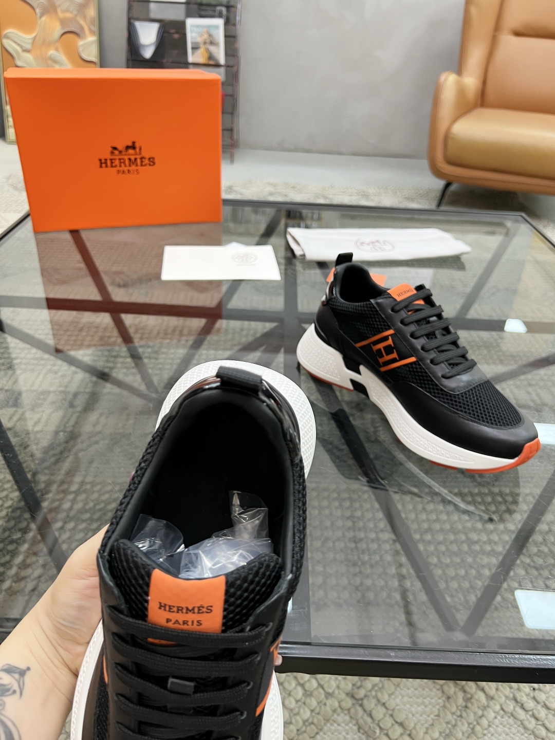  H 🔍顶级代购🇮🇹 爱 炸街男神运动鞋新品来袭专柜同步发售原厂配置，意大利进口原版牛皮搭配网布面料，高