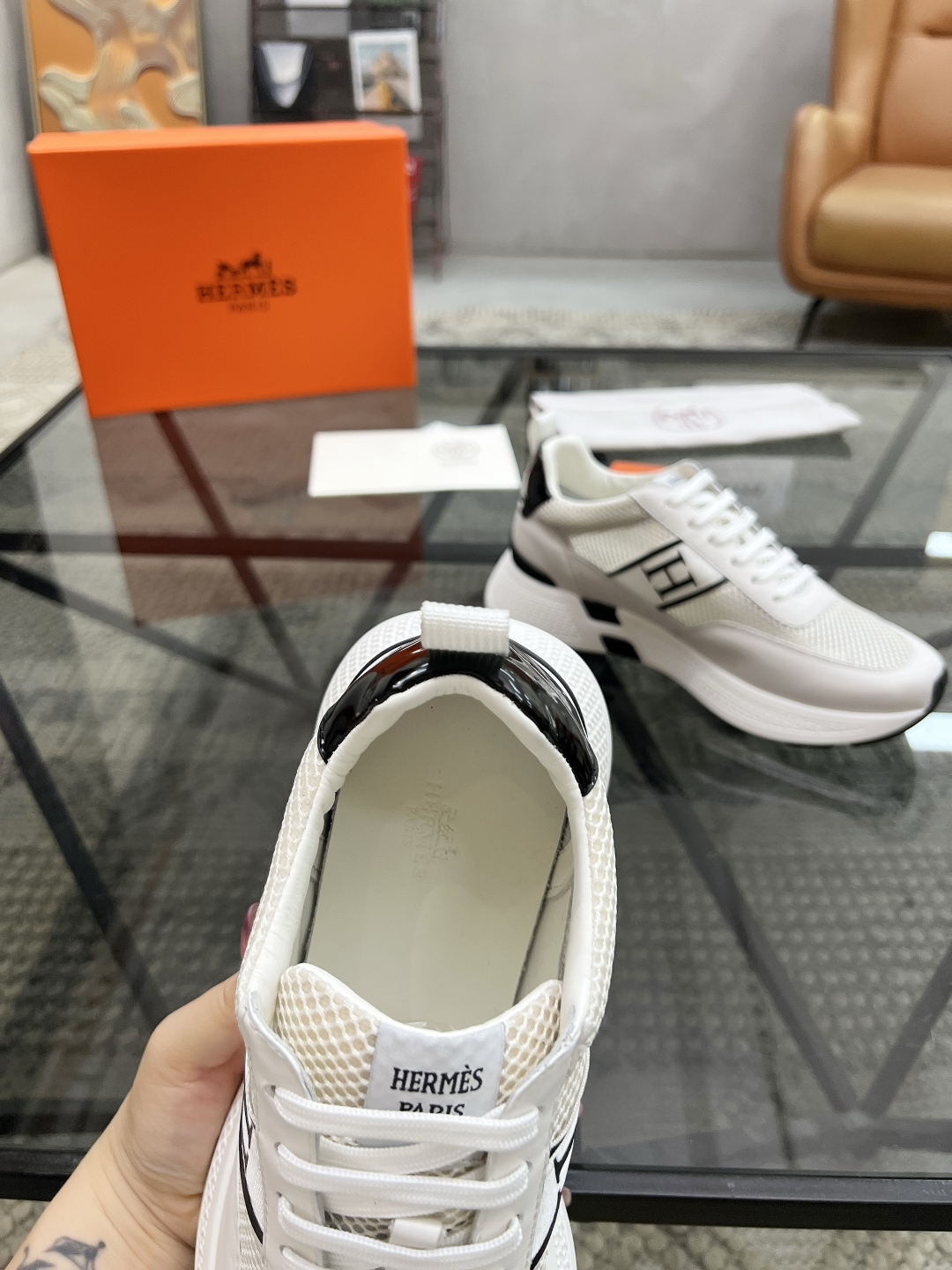  H 🔍顶级代购🇮🇹 爱 炸街男神运动鞋新品来袭专柜同步发售原厂配置，意大利进口原版牛皮搭配网布面料，高