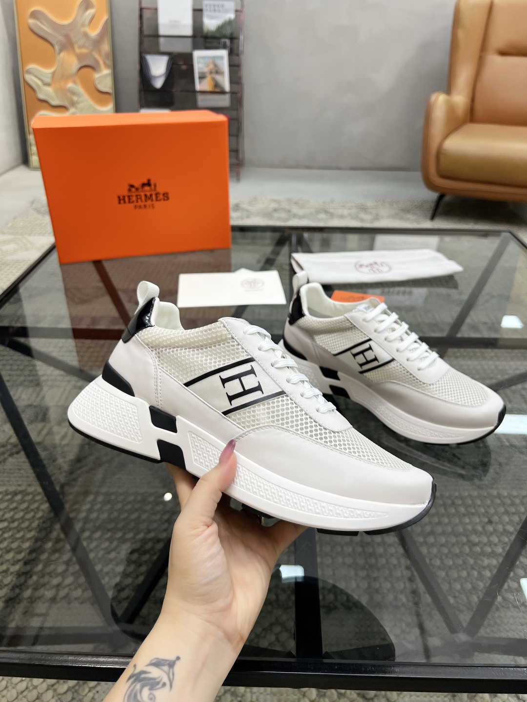  H 🔍顶级代购🇮🇹 爱 炸街男神运动鞋新品来袭专柜同步发售原厂配置，意大利进口原版牛皮搭配网布面料，高