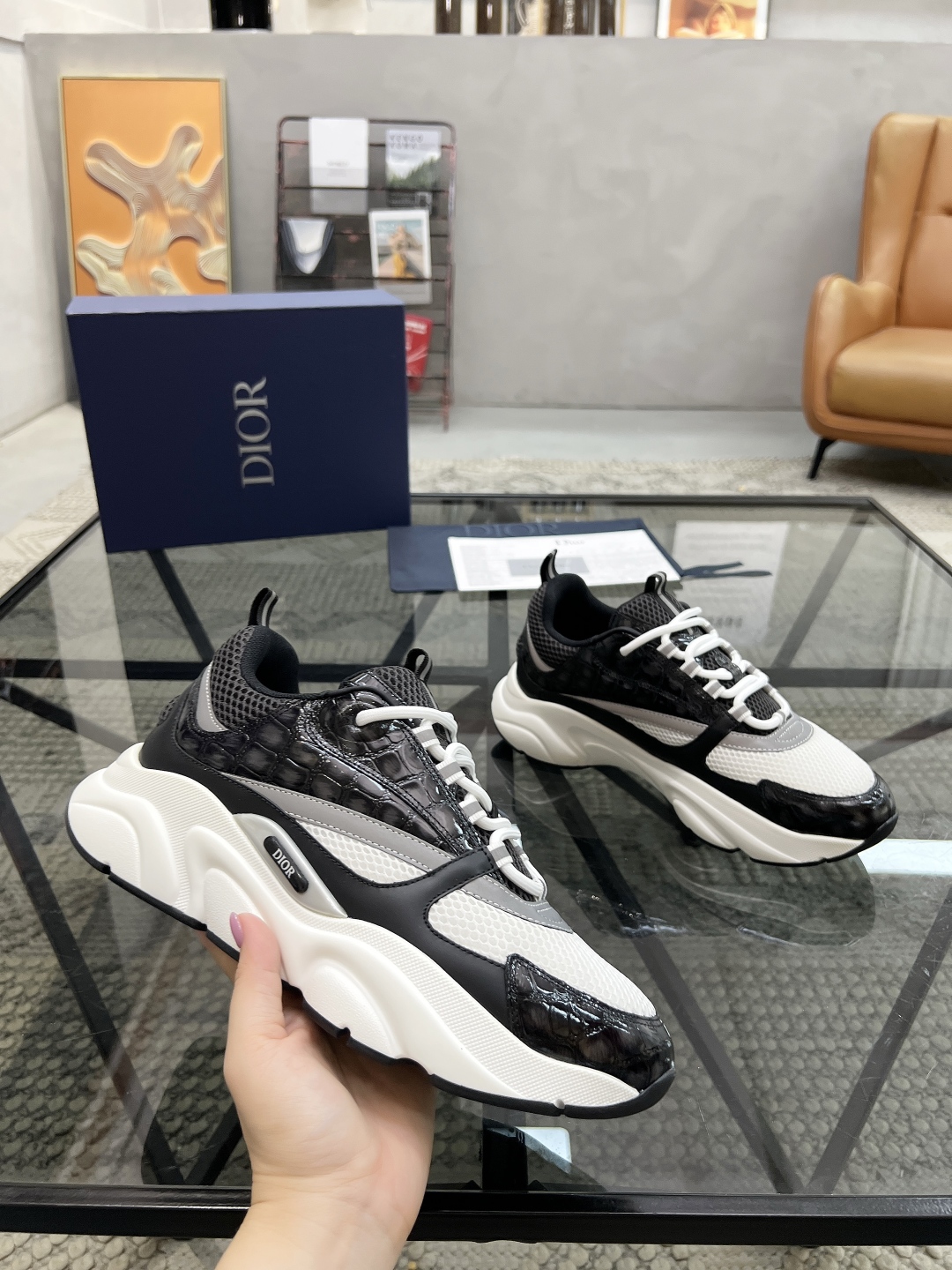  D 🔍顶级代购🇮🇹 迪 炸街爆款男士运动板鞋专柜同步，鞋面意大利进口牛皮搭配透气网布，高难度复杂工艺品