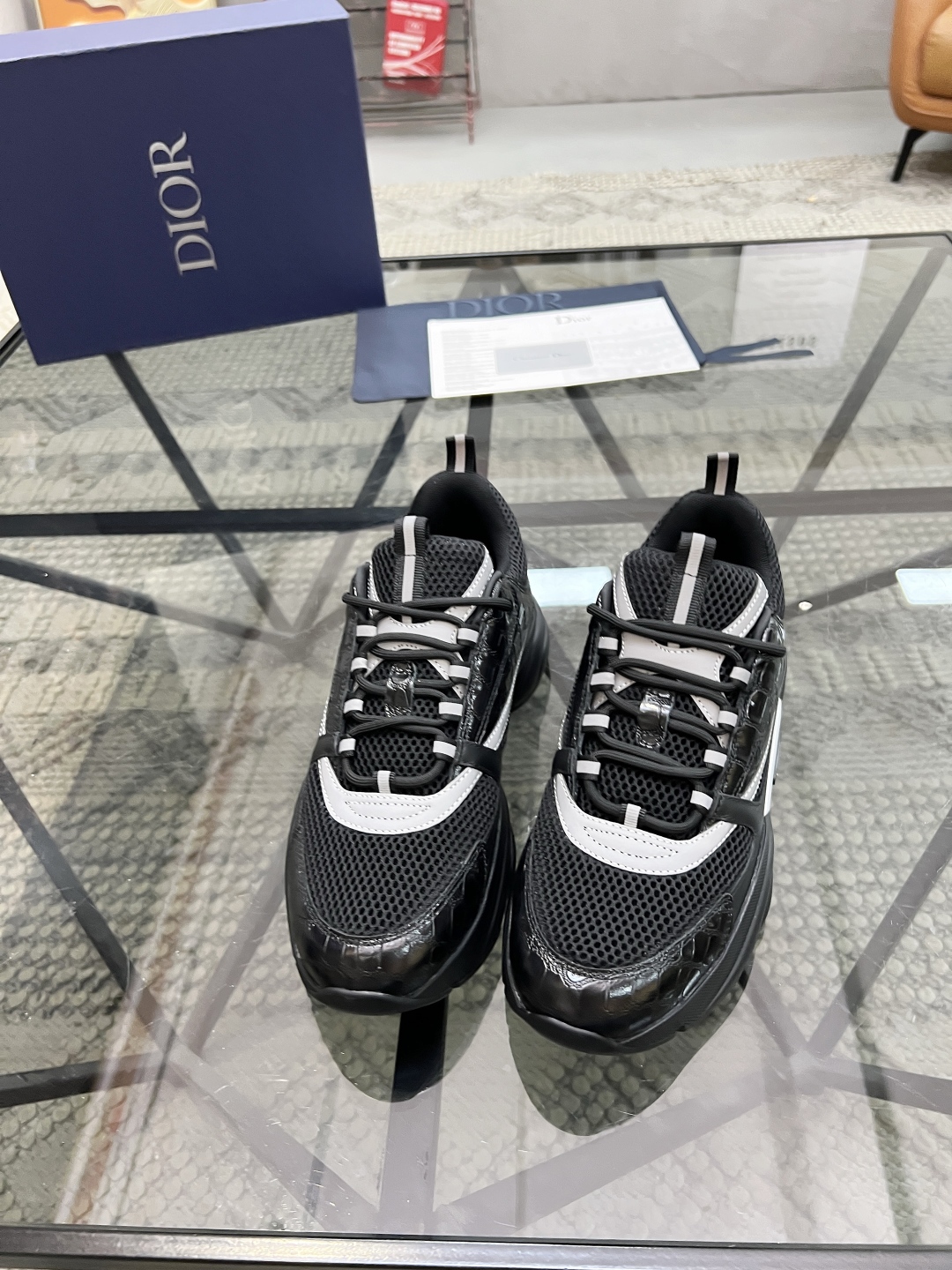  D 🔍顶级代购🇮🇹 迪 炸街爆款男士运动板鞋专柜同步，鞋面意大利进口牛皮搭配透气网布，高难度复杂工艺品