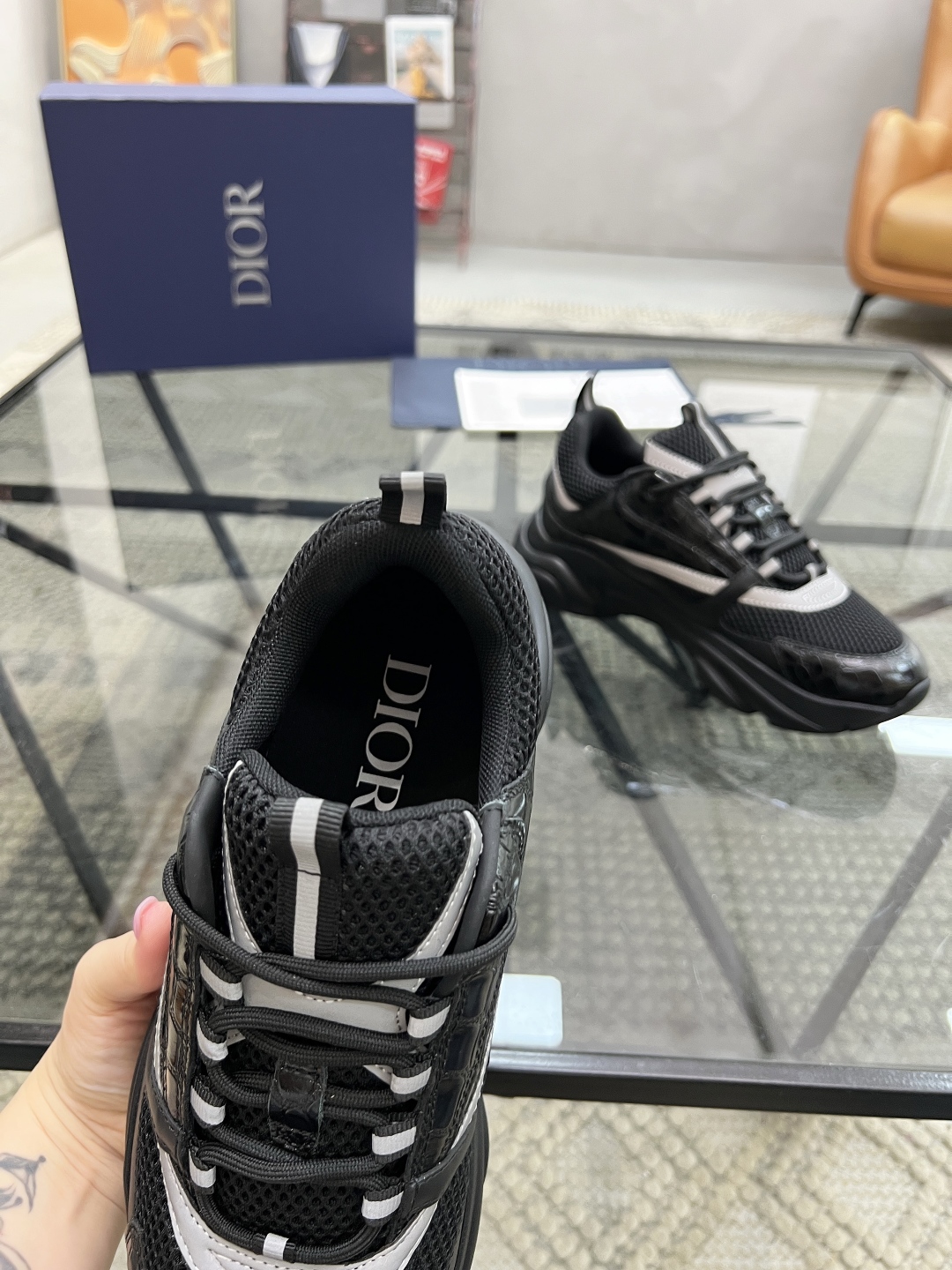  D 🔍顶级代购🇮🇹 迪 炸街爆款男士运动板鞋专柜同步，鞋面意大利进口牛皮搭配透气网布，高难度复杂工艺品