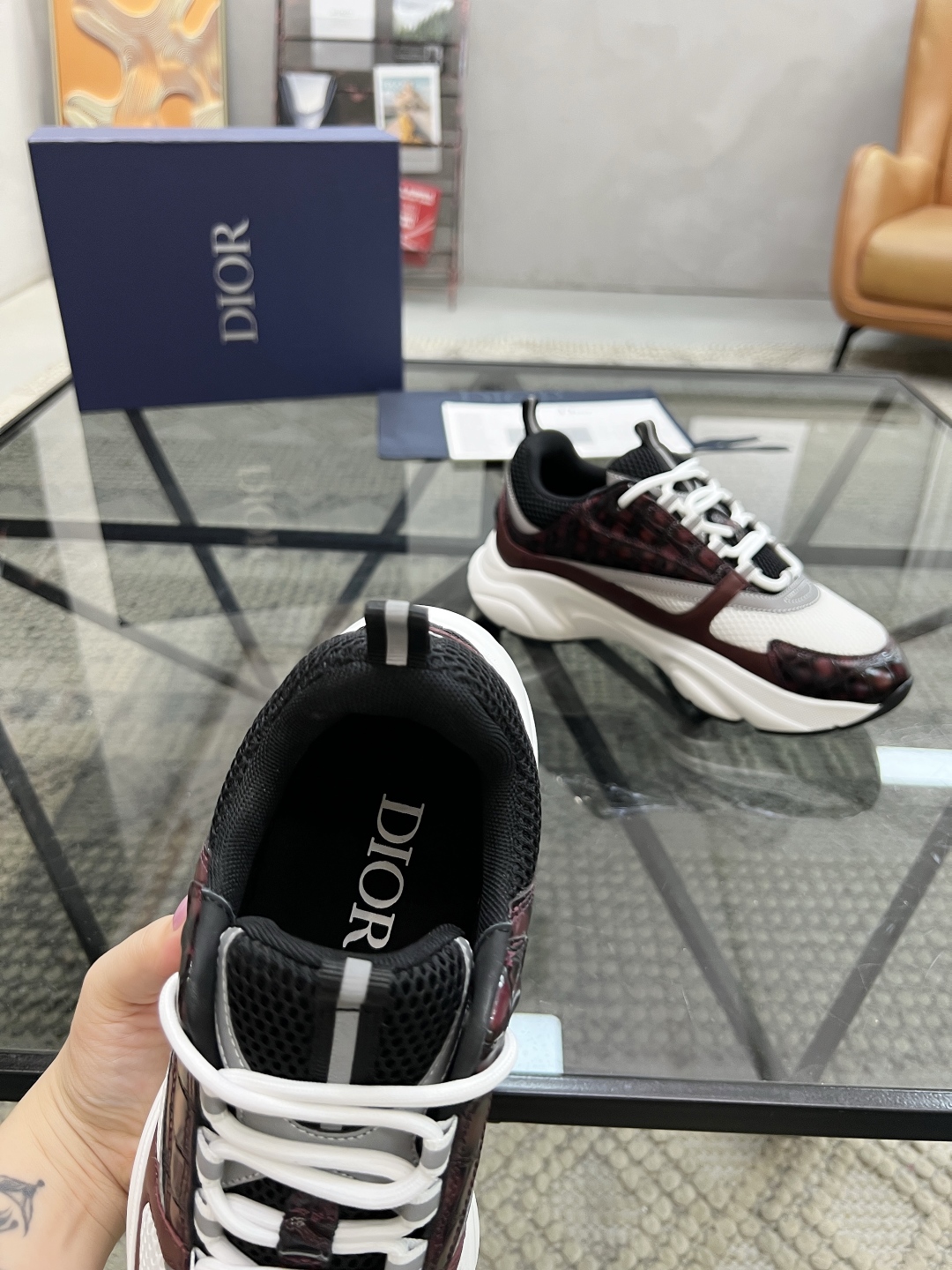  D 🔍顶级代购🇮🇹 迪 炸街爆款男士运动板鞋专柜同步，鞋面意大利进口牛皮搭配透气网布，高难度复杂工艺品