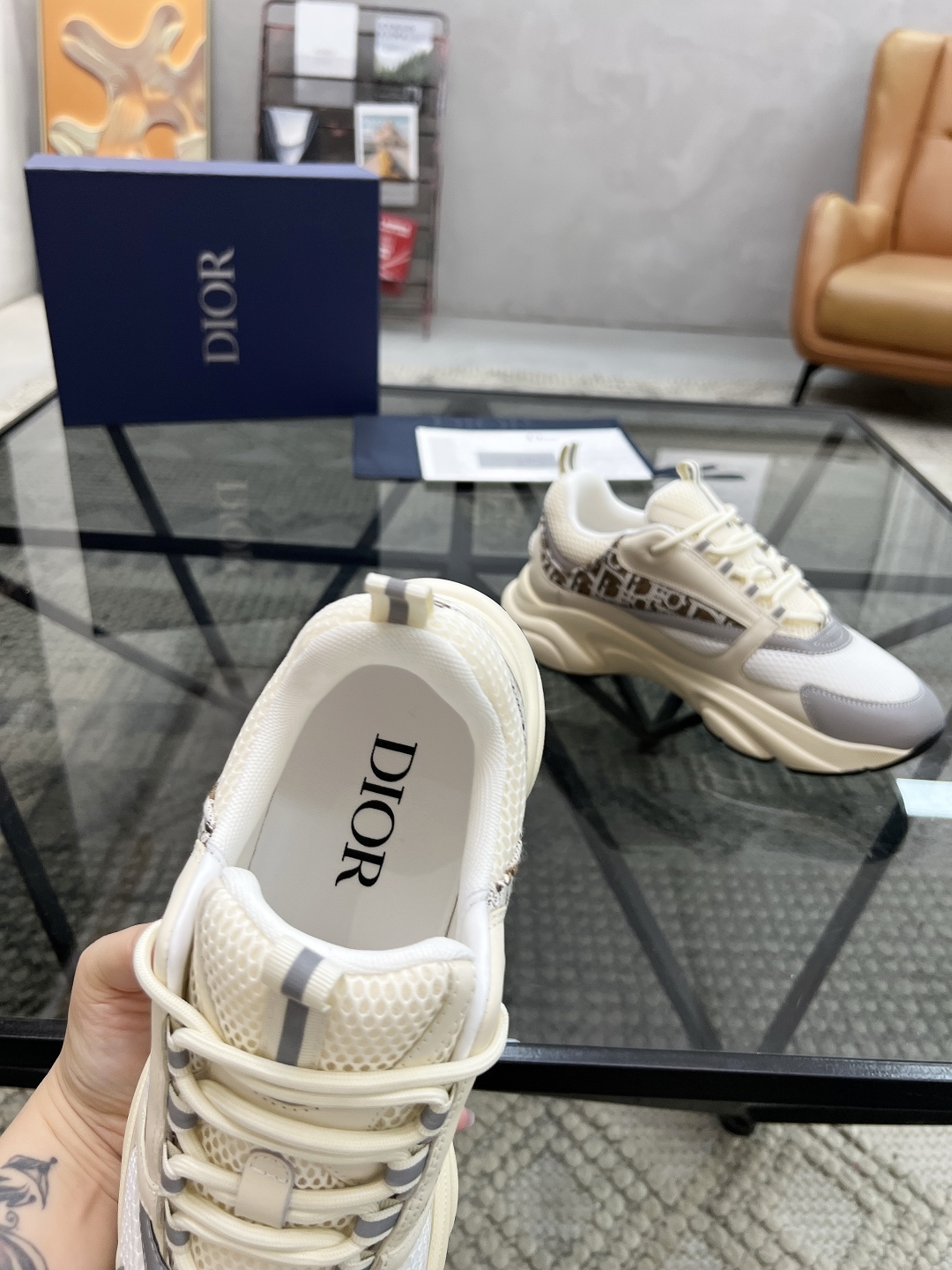  D 🔍顶级代购🇮🇹 迪 炸街爆款男士运动板鞋专柜同步，鞋面意大利进口牛皮搭配透气网布，高难度复杂工艺品