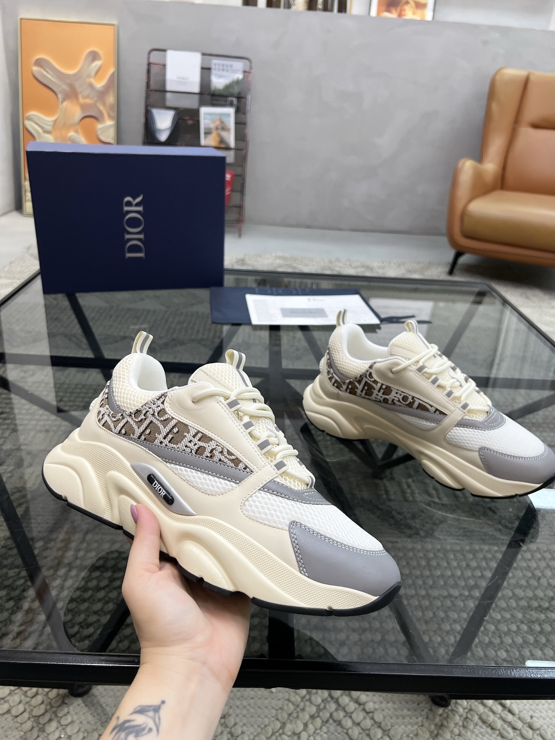  D 🔍顶级代购🇮🇹 迪 炸街爆款男士运动板鞋专柜同步，鞋面意大利进口牛皮搭配透气网布，高难度复杂工艺品
