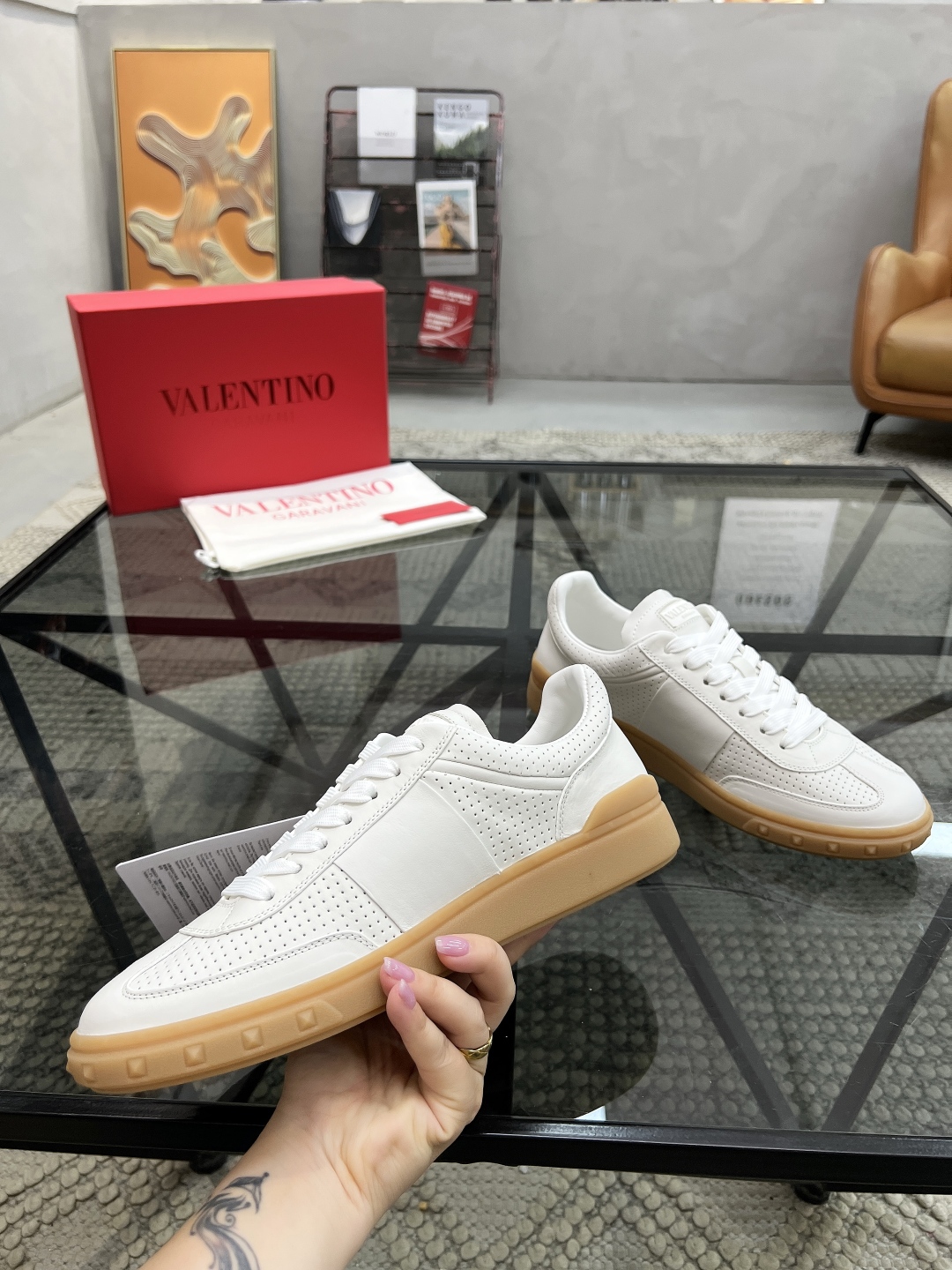  H 🔍顶级代购🇮🇹 华 炸街男神运动鞋新品，经反复试验终打造出完美版本，经典的华家高超拼接工艺技术瞬间