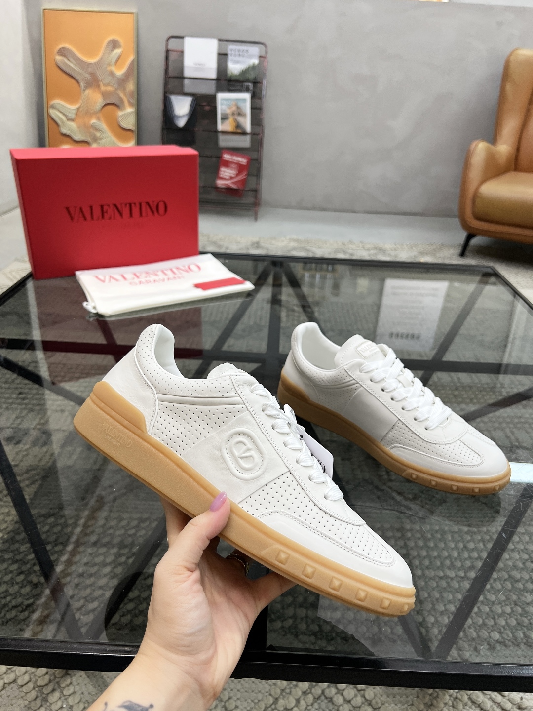 H 🔍顶级代购🇮🇹 华 炸街男神运动鞋新品，经反复试验终打造出完美版本，经典的华家高超拼接工艺技术瞬间