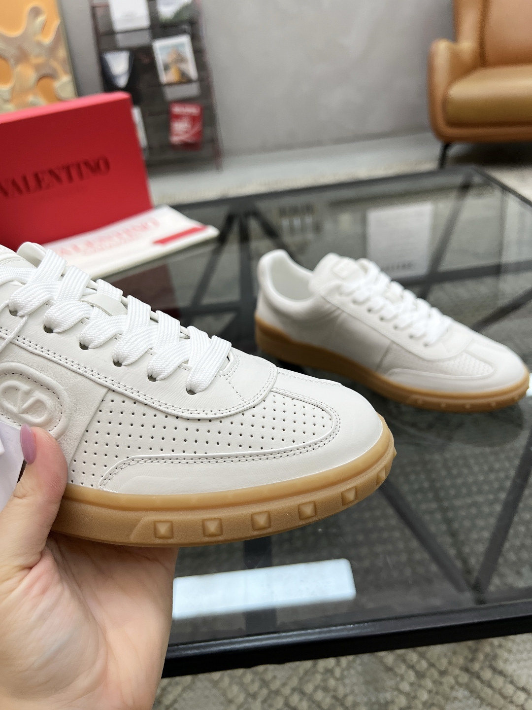  H 🔍顶级代购🇮🇹 华 炸街男神运动鞋新品，经反复试验终打造出完美版本，经典的华家高超拼接工艺技术瞬间