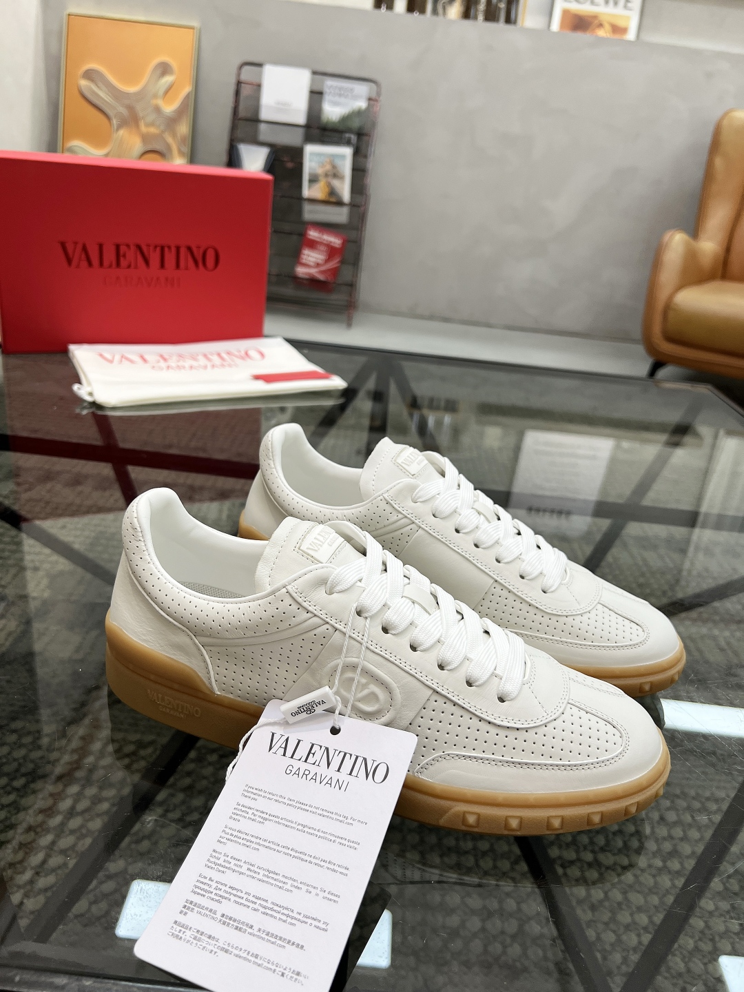  H 🔍顶级代购🇮🇹 华 炸街男神运动鞋新品，经反复试验终打造出完美版本，经典的华家高超拼接工艺技术瞬间