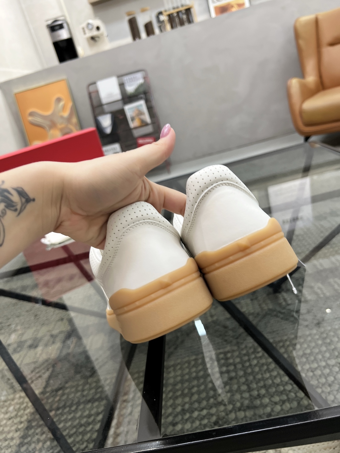  H 🔍顶级代购🇮🇹 华 炸街男神运动鞋新品，经反复试验终打造出完美版本，经典的华家高超拼接工艺技术瞬间
