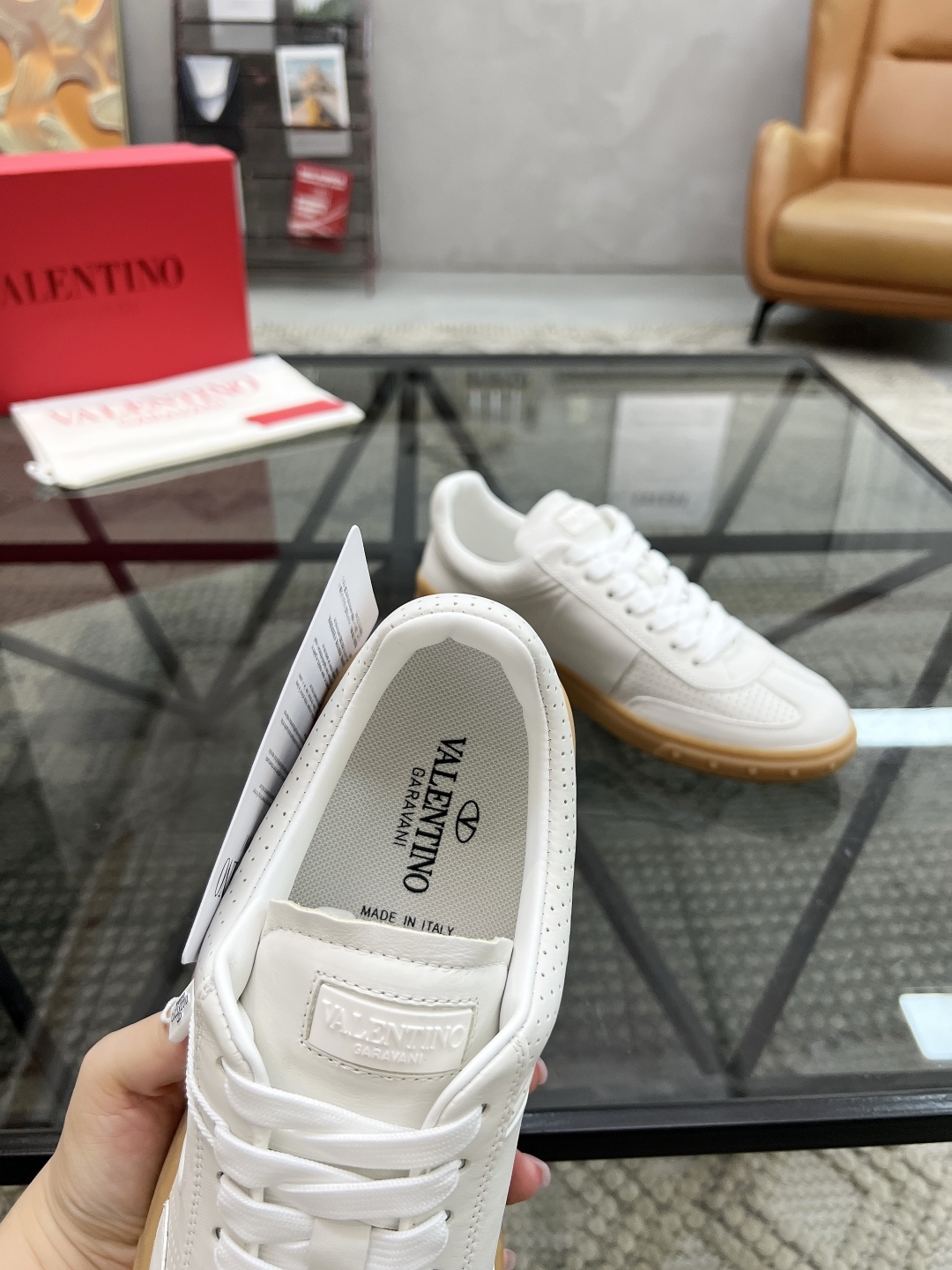  H 🔍顶级代购🇮🇹 华 炸街男神运动鞋新品，经反复试验终打造出完美版本，经典的华家高超拼接工艺技术瞬间