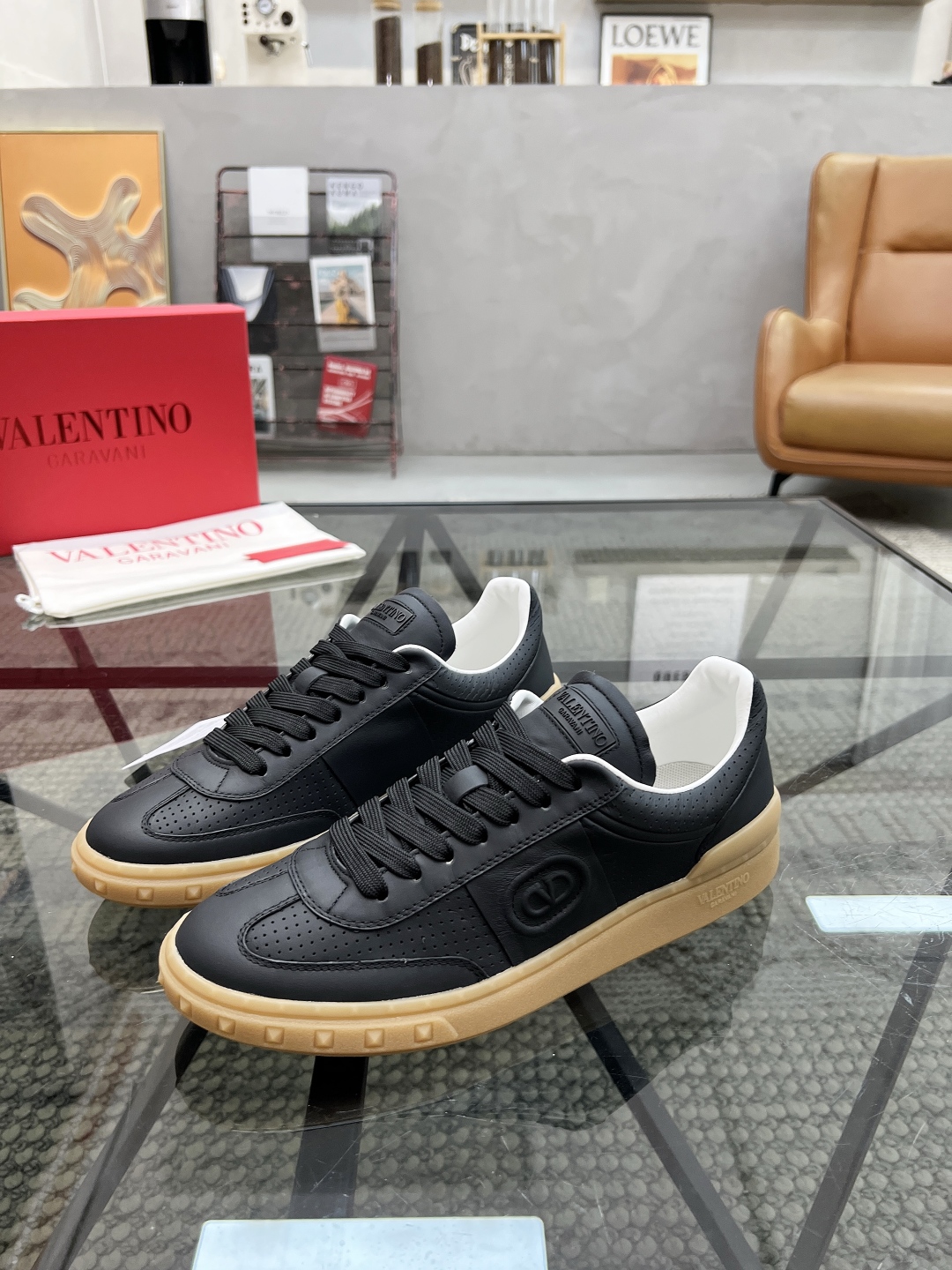  H 🔍顶级代购🇮🇹 华 炸街男神运动鞋新品，经反复试验终打造出完美版本，经典的华家高超拼接工艺技术瞬间
