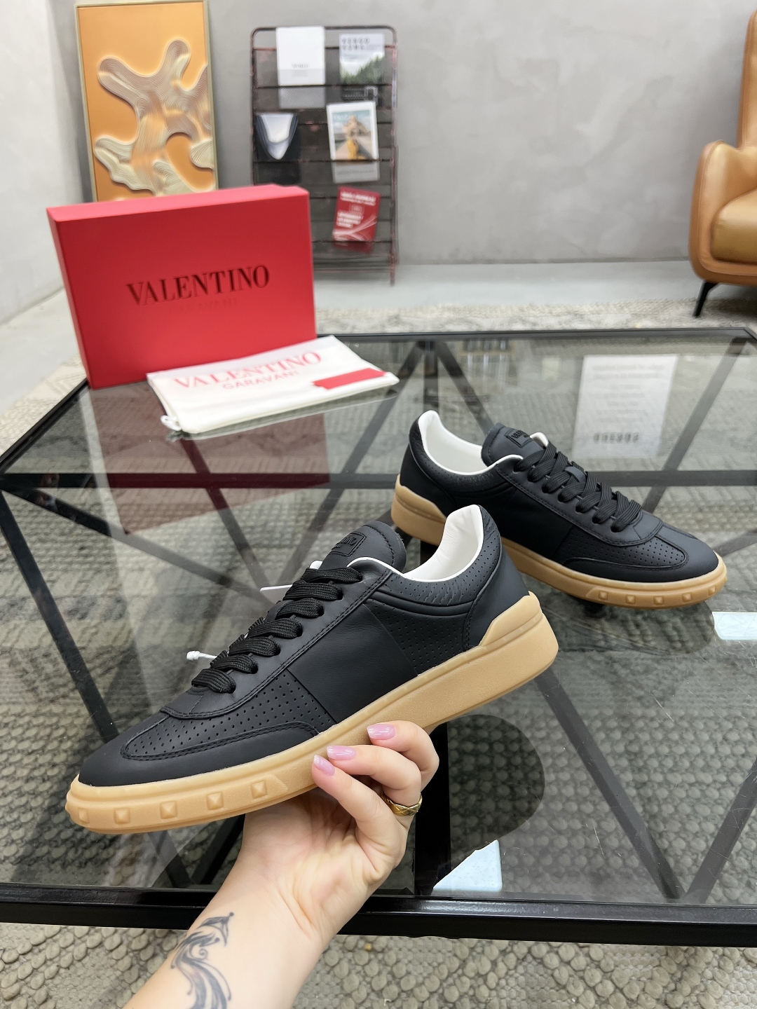  H 🔍顶级代购🇮🇹 华 炸街男神运动鞋新品，经反复试验终打造出完美版本，经典的华家高超拼接工艺技术瞬间