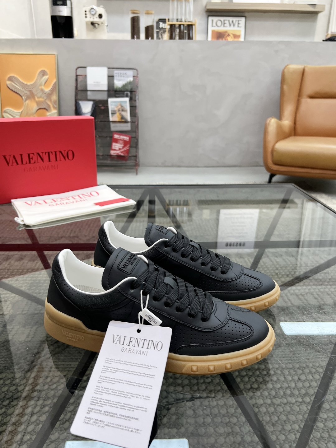  H 🔍顶级代购🇮🇹 华 炸街男神运动鞋新品，经反复试验终打造出完美版本，经典的华家高超拼接工艺技术瞬间
