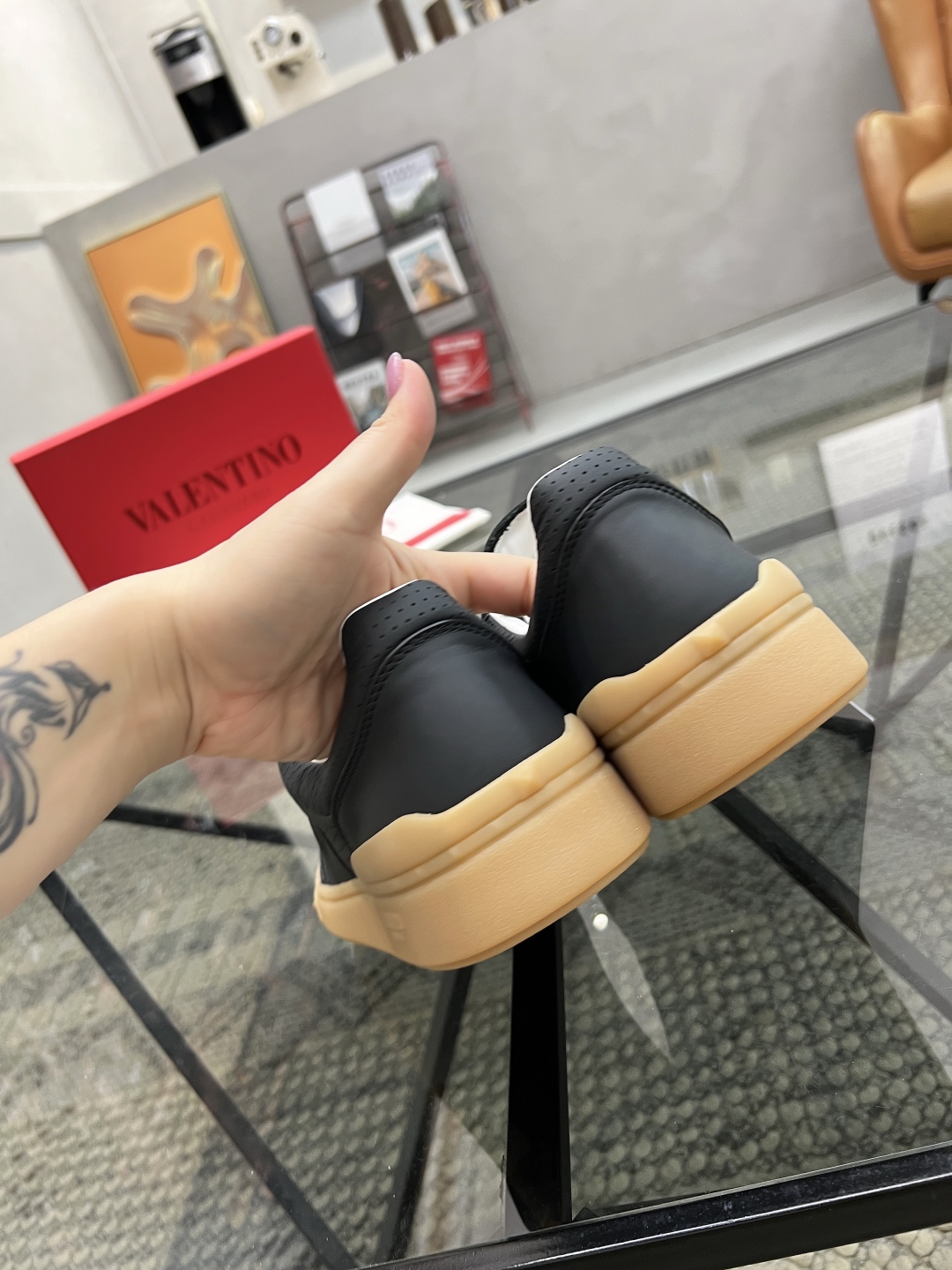  H 🔍顶级代购🇮🇹 华 炸街男神运动鞋新品，经反复试验终打造出完美版本，经典的华家高超拼接工艺技术瞬间