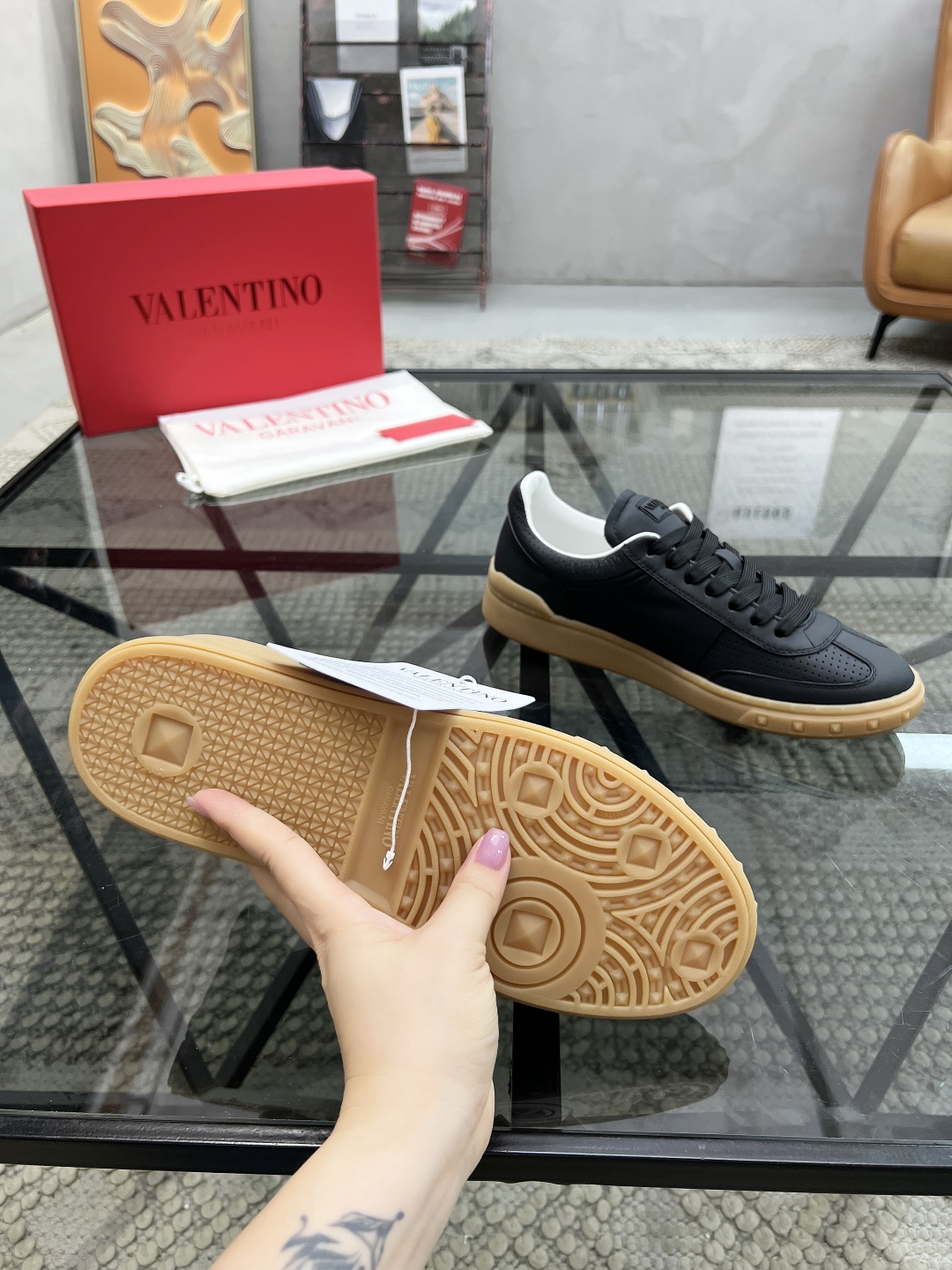  H 🔍顶级代购🇮🇹 华 炸街男神运动鞋新品，经反复试验终打造出完美版本，经典的华家高超拼接工艺技术瞬间