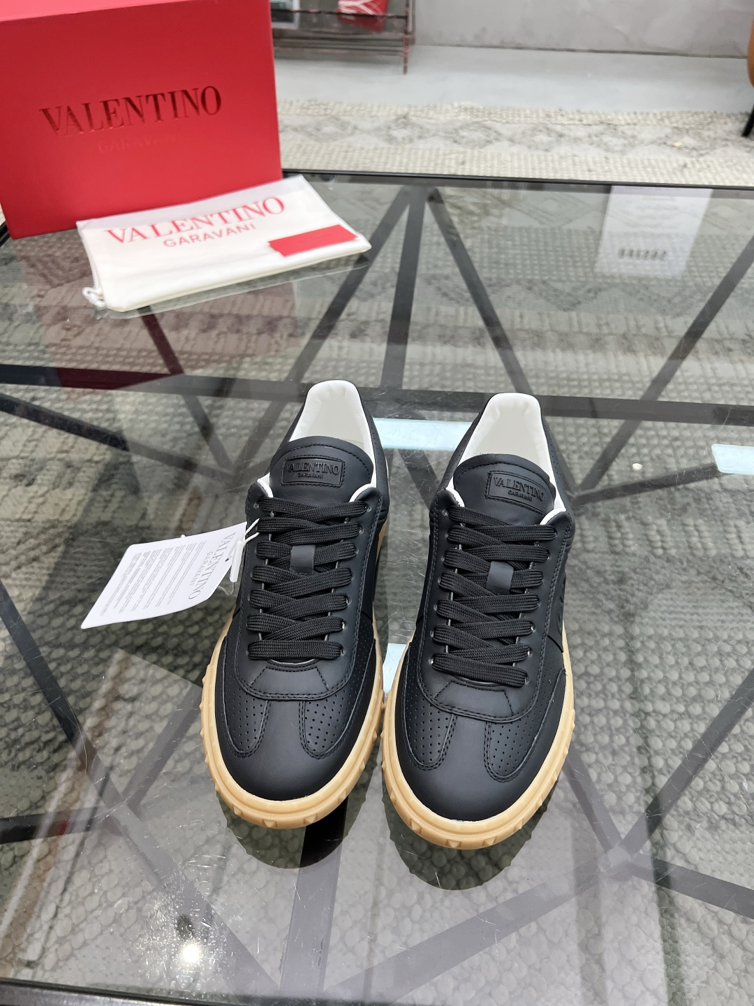  H 🔍顶级代购🇮🇹 华 炸街男神运动鞋新品，经反复试验终打造出完美版本，经典的华家高超拼接工艺技术瞬间