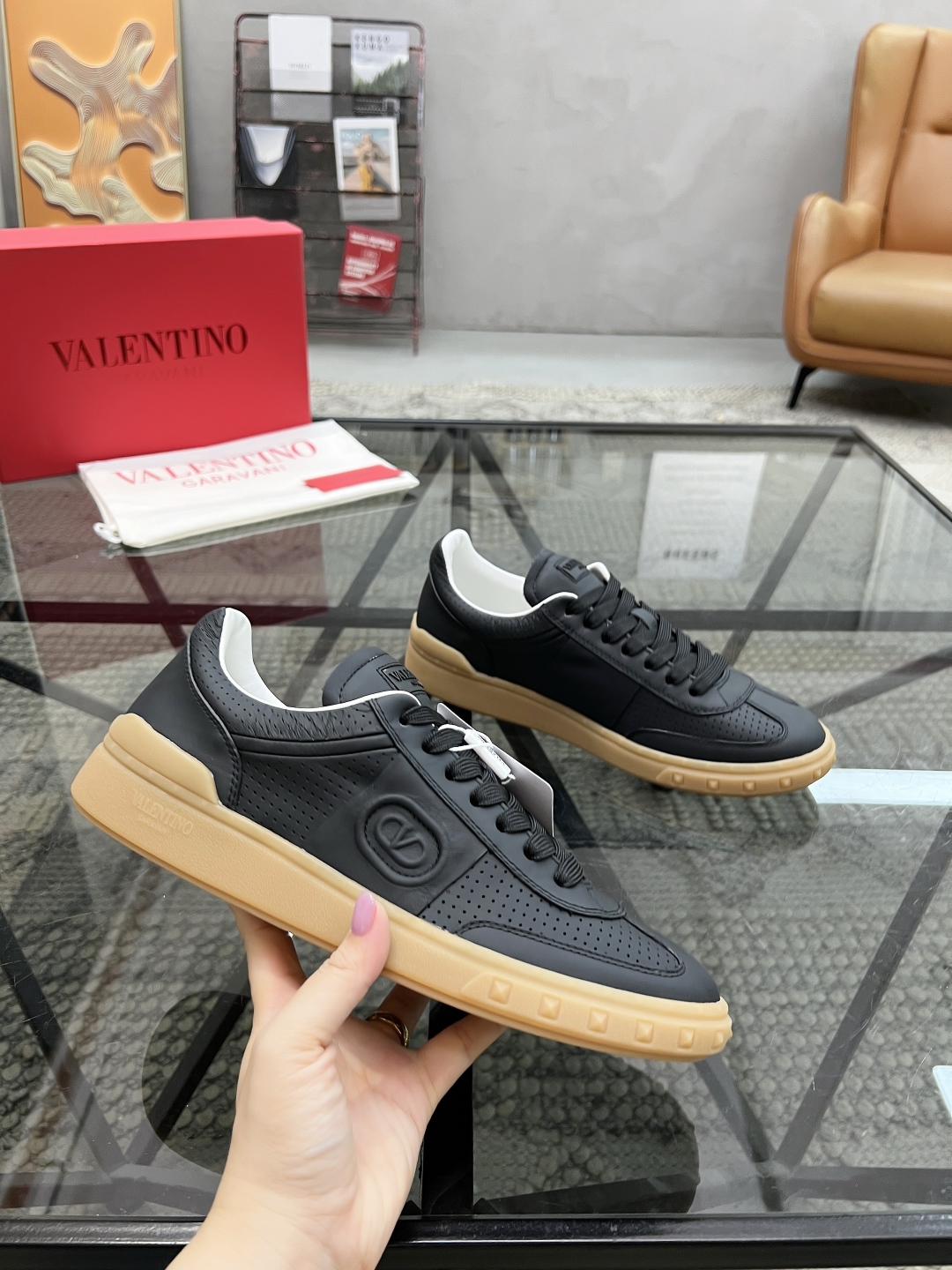  H 🔍顶级代购🇮🇹 华 炸街男神运动鞋新品，经反复试验终打造出完美版本，经典的华家高超拼接工艺技术瞬间
