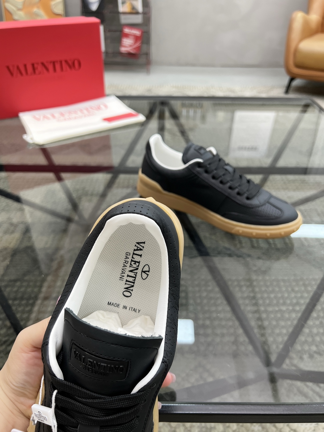  H 🔍顶级代购🇮🇹 华 炸街男神运动鞋新品，经反复试验终打造出完美版本，经典的华家高超拼接工艺技术瞬间