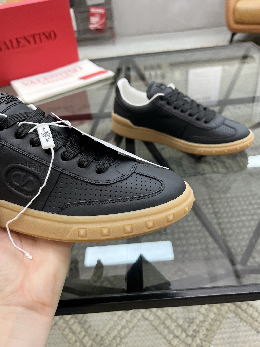  H 🔍顶级代购🇮🇹 华 炸街男神运动鞋新品，经反复试验终打造出完美版本，经典的华家高超拼接工艺技术瞬间