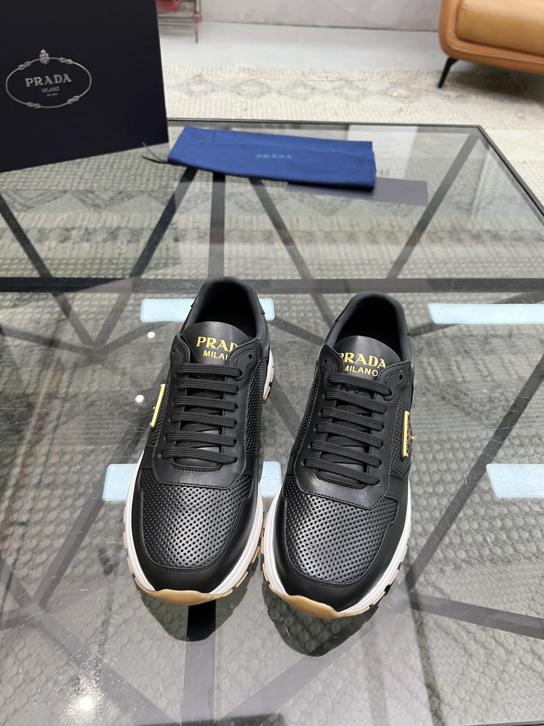  P 🔍顶级代购🇮🇹 普 炸街男神新品运动休闲鞋专柜同步，鞋面意大利进口牛皮搭面料，进口水染牛皮里垫，鞋