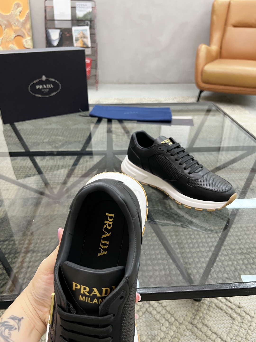  P 🔍顶级代购🇮🇹 普 炸街男神新品运动休闲鞋专柜同步，鞋面意大利进口牛皮搭面料，进口水染牛皮里垫，鞋