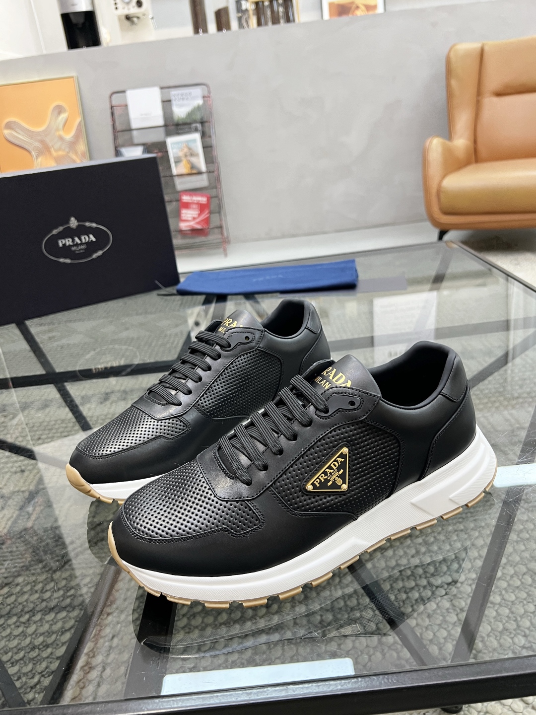  P 🔍顶级代购🇮🇹 普 炸街男神新品运动休闲鞋专柜同步，鞋面意大利进口牛皮搭面料，进口水染牛皮里垫，鞋