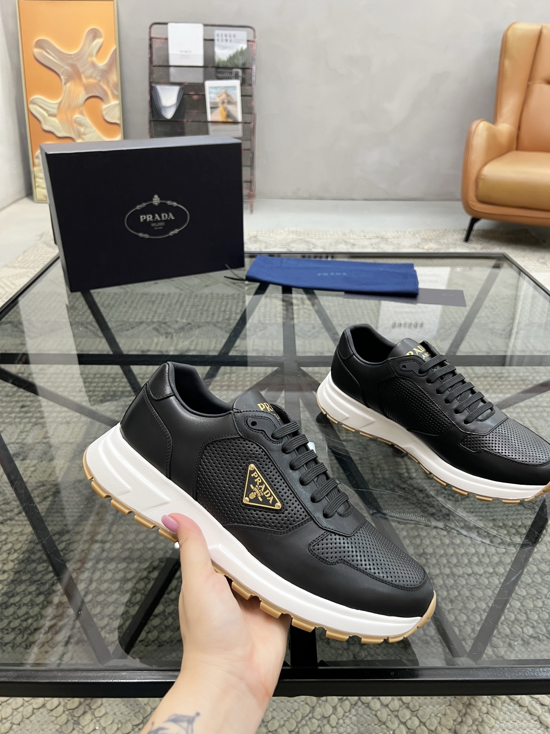  P 🔍顶级代购🇮🇹 普 炸街男神新品运动休闲鞋专柜同步，鞋面意大利进口牛皮搭面料，进口水染牛皮里垫，鞋