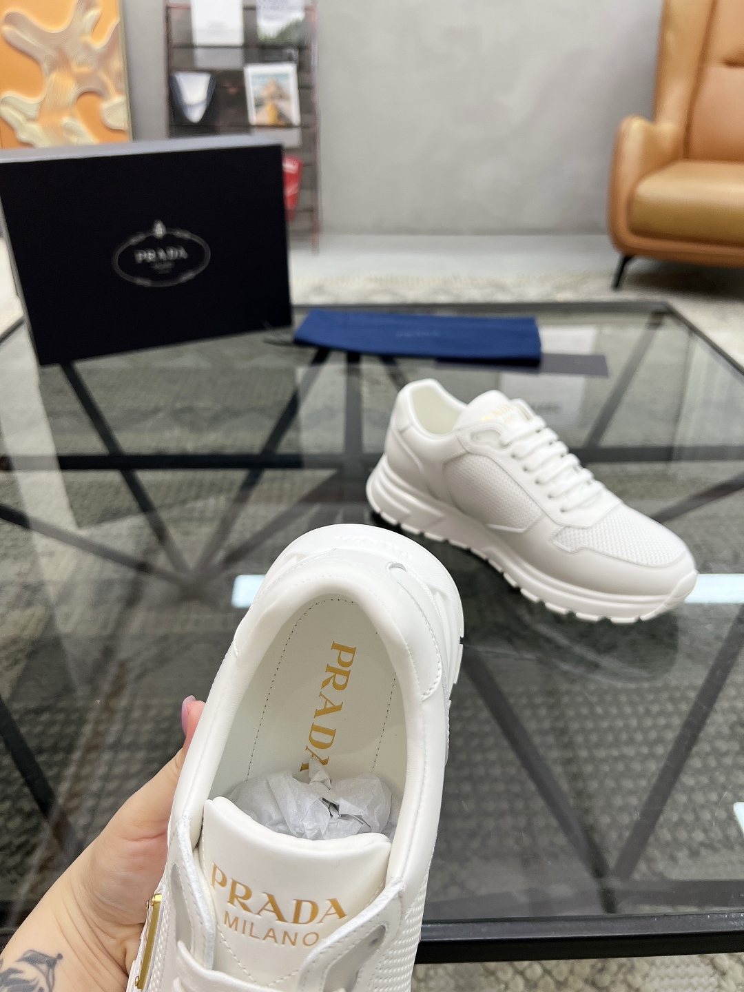  P 🔍顶级代购🇮🇹 普 炸街男神新品运动休闲鞋专柜同步，鞋面意大利进口牛皮搭面料，进口水染牛皮里垫，鞋