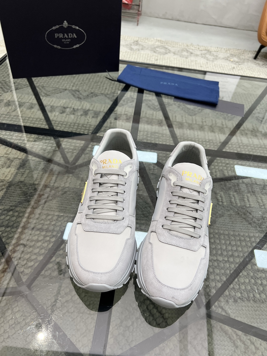  P 🔍顶级代购🇮🇹 普 炸街男神新品运动休闲鞋专柜同步，鞋面意大利进口牛皮搭配帆布面料，进口水染牛皮里