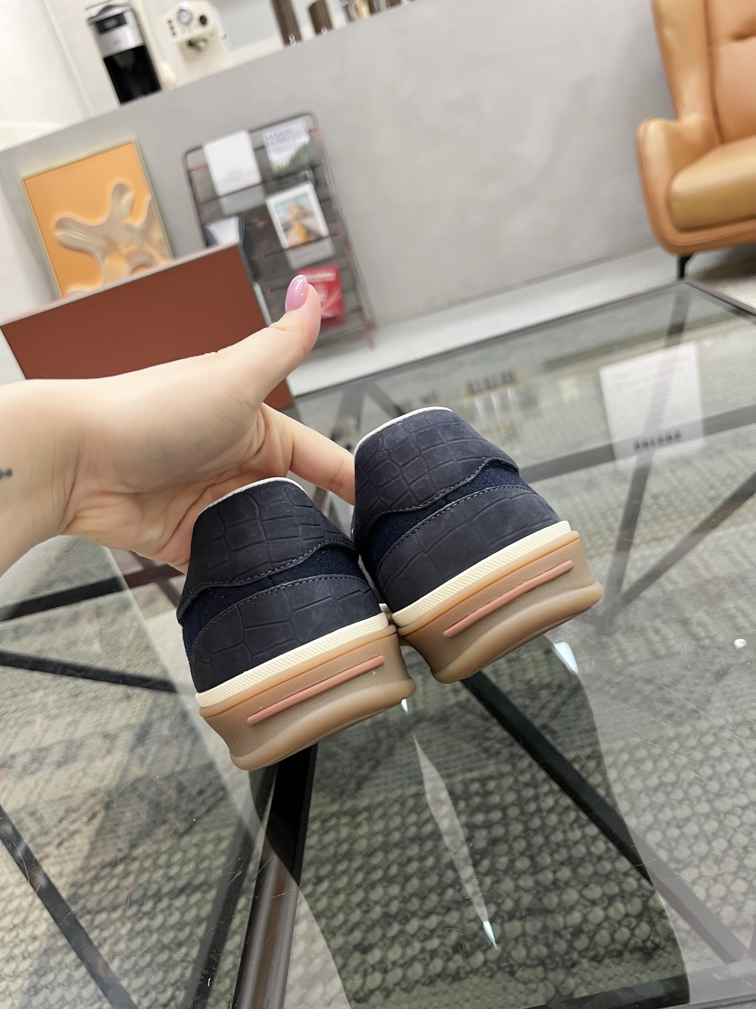  L 🔍顶级代购🇮🇹 LP 炸街男神爆款休闲板鞋专柜新品同步，鞋面意大利进口牛皮搭配绒布面料，高品质拼接