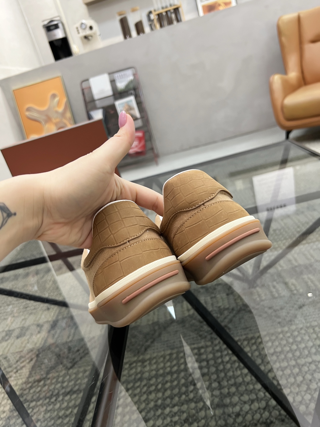  L 🔍顶级代购🇮🇹 LP 炸街男神爆款休闲板鞋专柜新品同步，鞋面意大利进口牛皮搭配绒布面料，高品质拼接