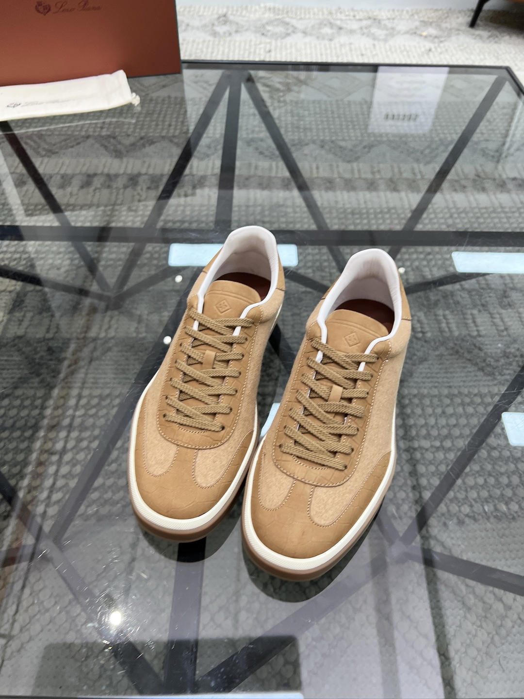 L 🔍顶级代购🇮🇹 LP 炸街男神爆款休闲板鞋专柜新品同步，鞋面意大利进口牛皮搭配绒布面料，高品质拼接