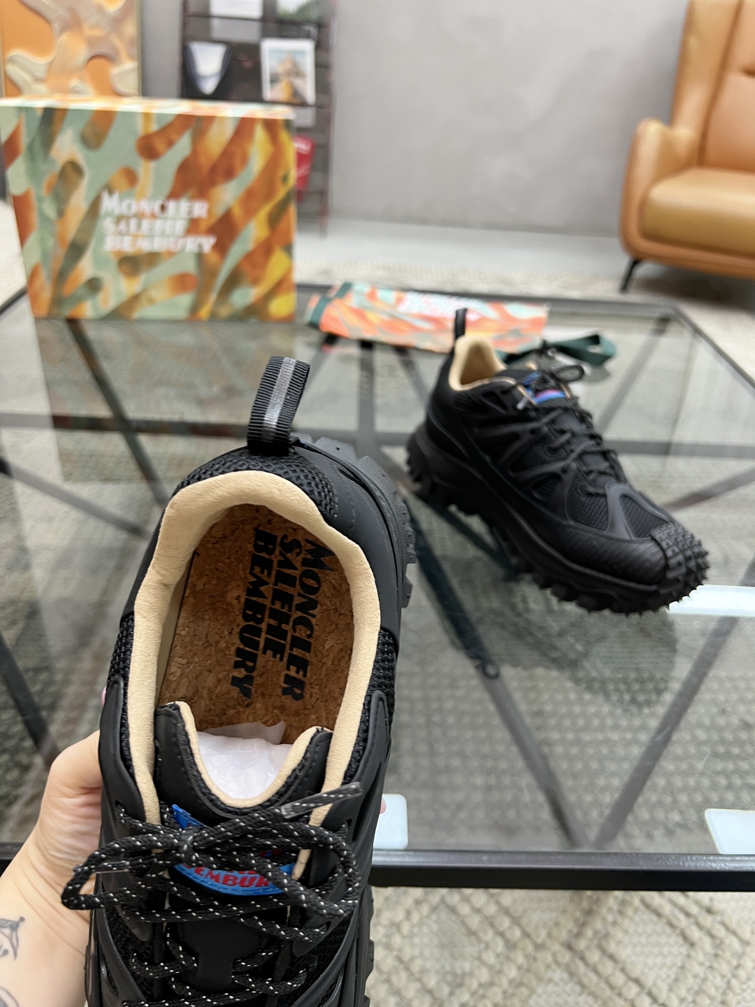  M 🔍顶级代购🇮🇹 蒙 炸街男神新品来袭，超人气爆款专柜新款，原厂配置意大利进口牛皮搭配网布面料，高品