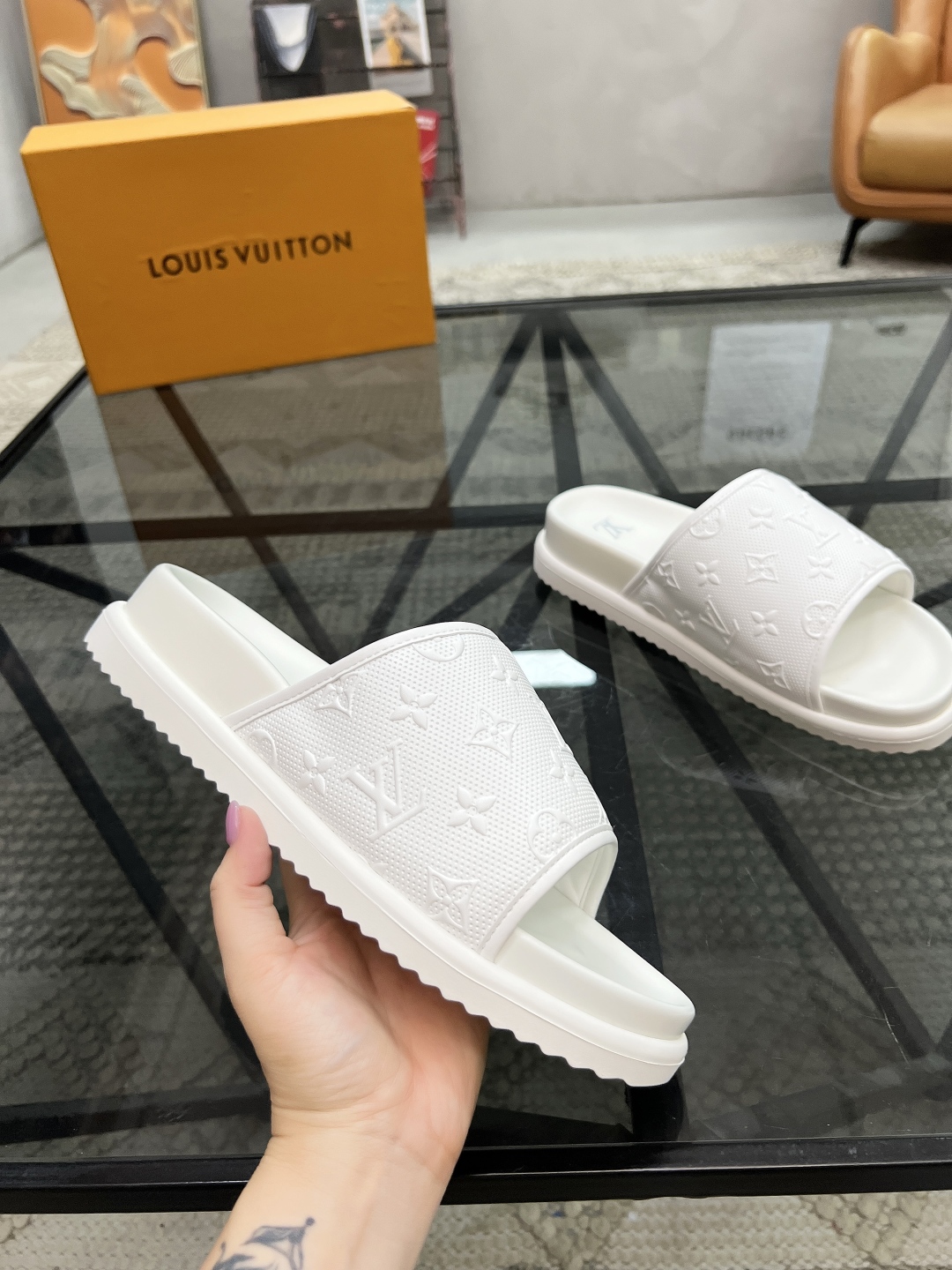  L 🔍顶级代购🇮🇹 路 炸街男神春夏拖鞋新品专柜同步，鞋面意大利进口牛皮面料，高品质压花拼接工艺，鞋底